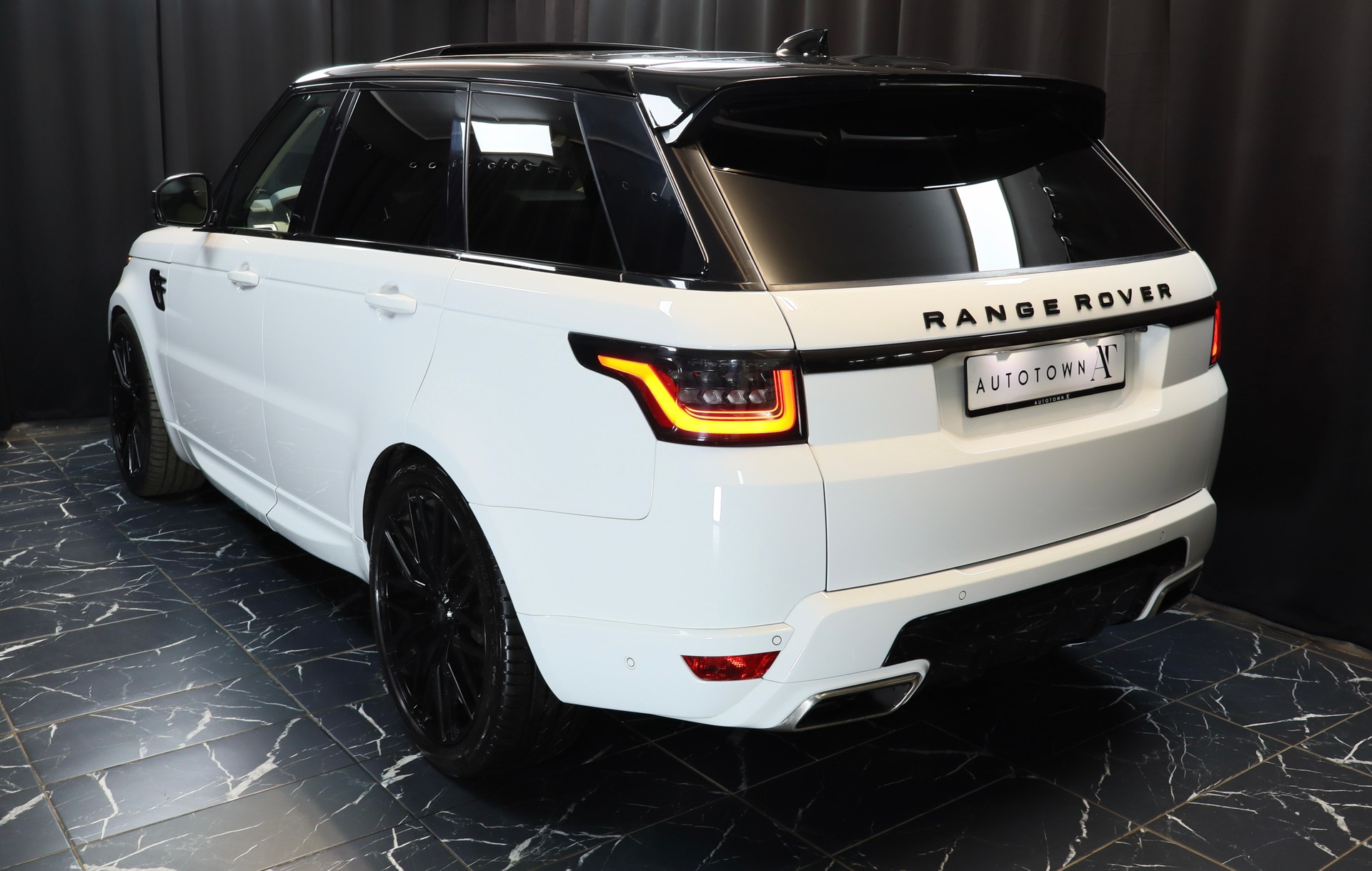 LAND ROVER 3.0 V6 S/C HSE Dynamic Automatic-showroom-element-1