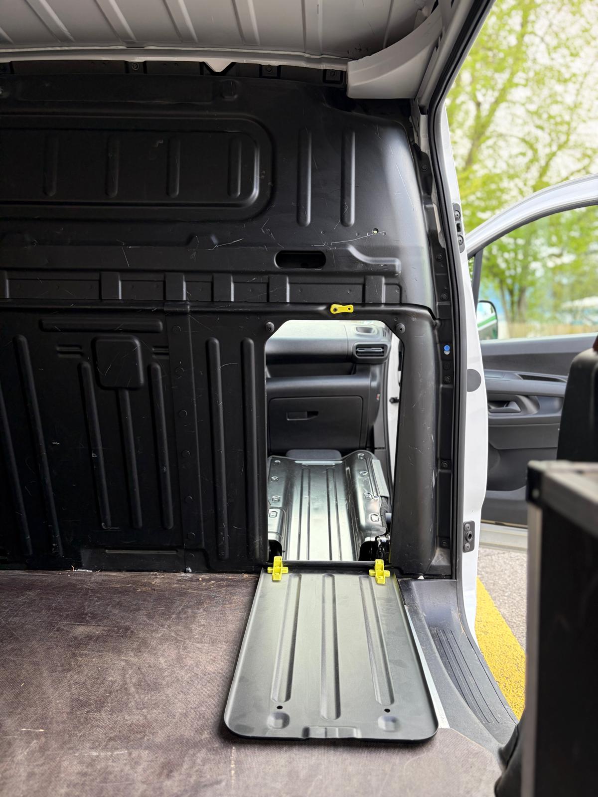 TOYOTA Proace City Van 1.2 Active Long-image-9