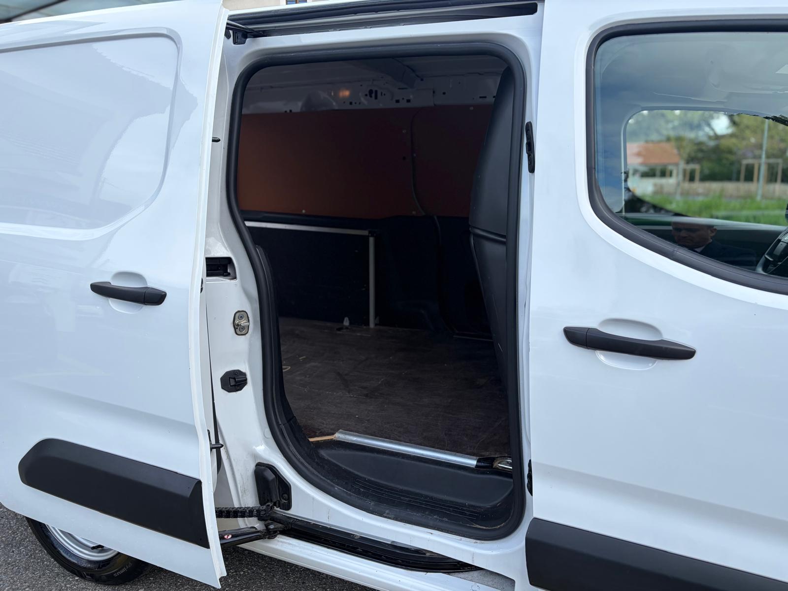 TOYOTA Proace City Van 1.2 Active Long-image-10