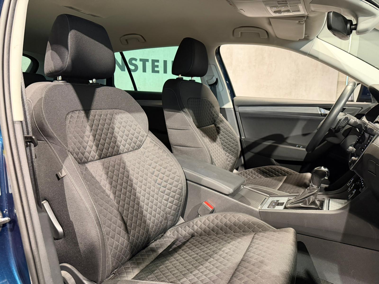 SKODA Superb Combi 2.0 TDi Ambition DSG-image-13