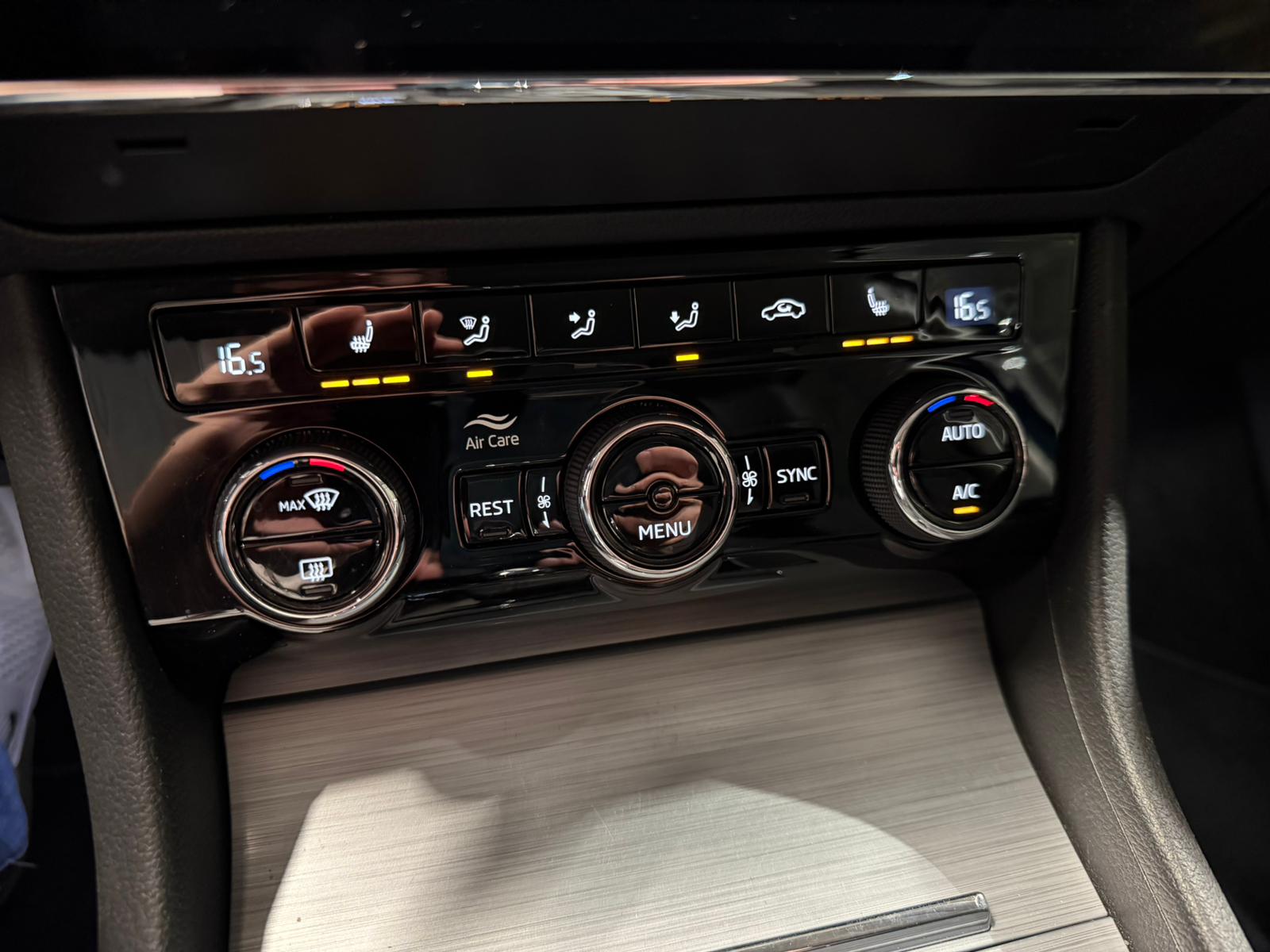 SKODA Superb Combi 2.0 TDi Ambition DSG-image-19