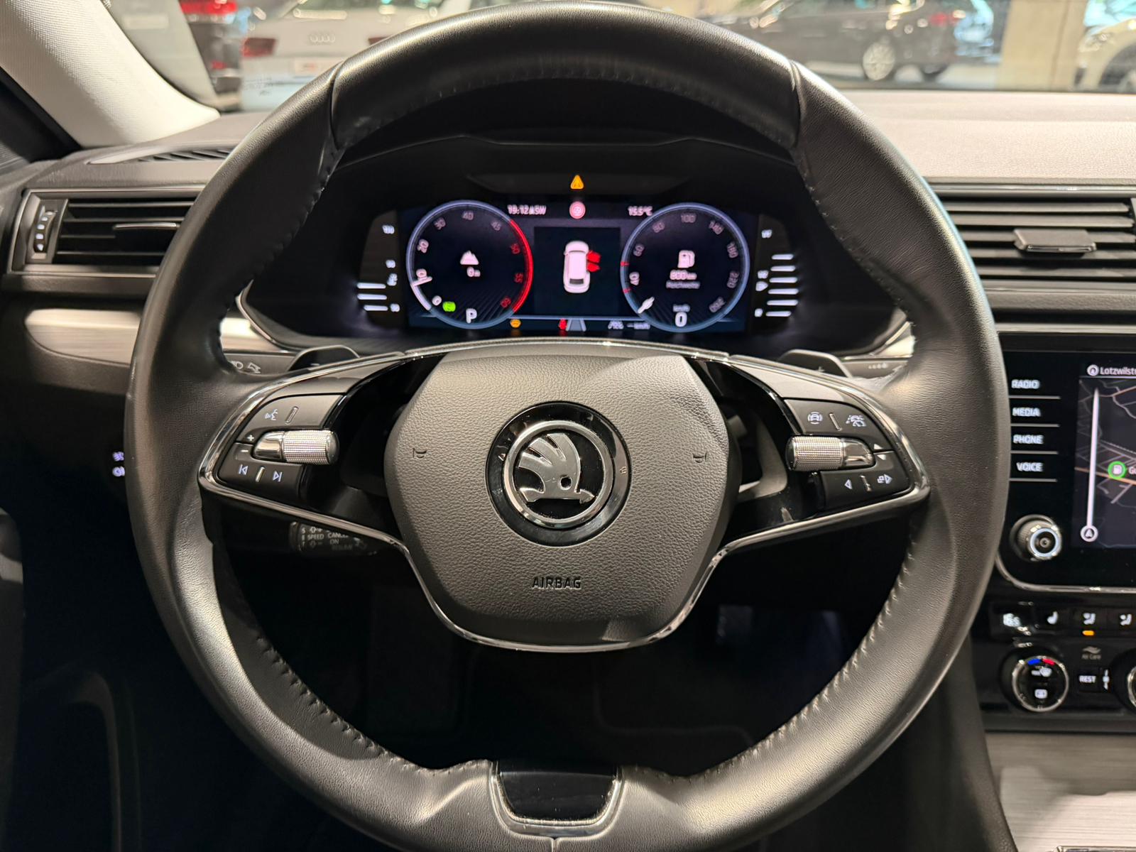 SKODA Superb Combi 2.0 TDi Ambition DSG-image-17