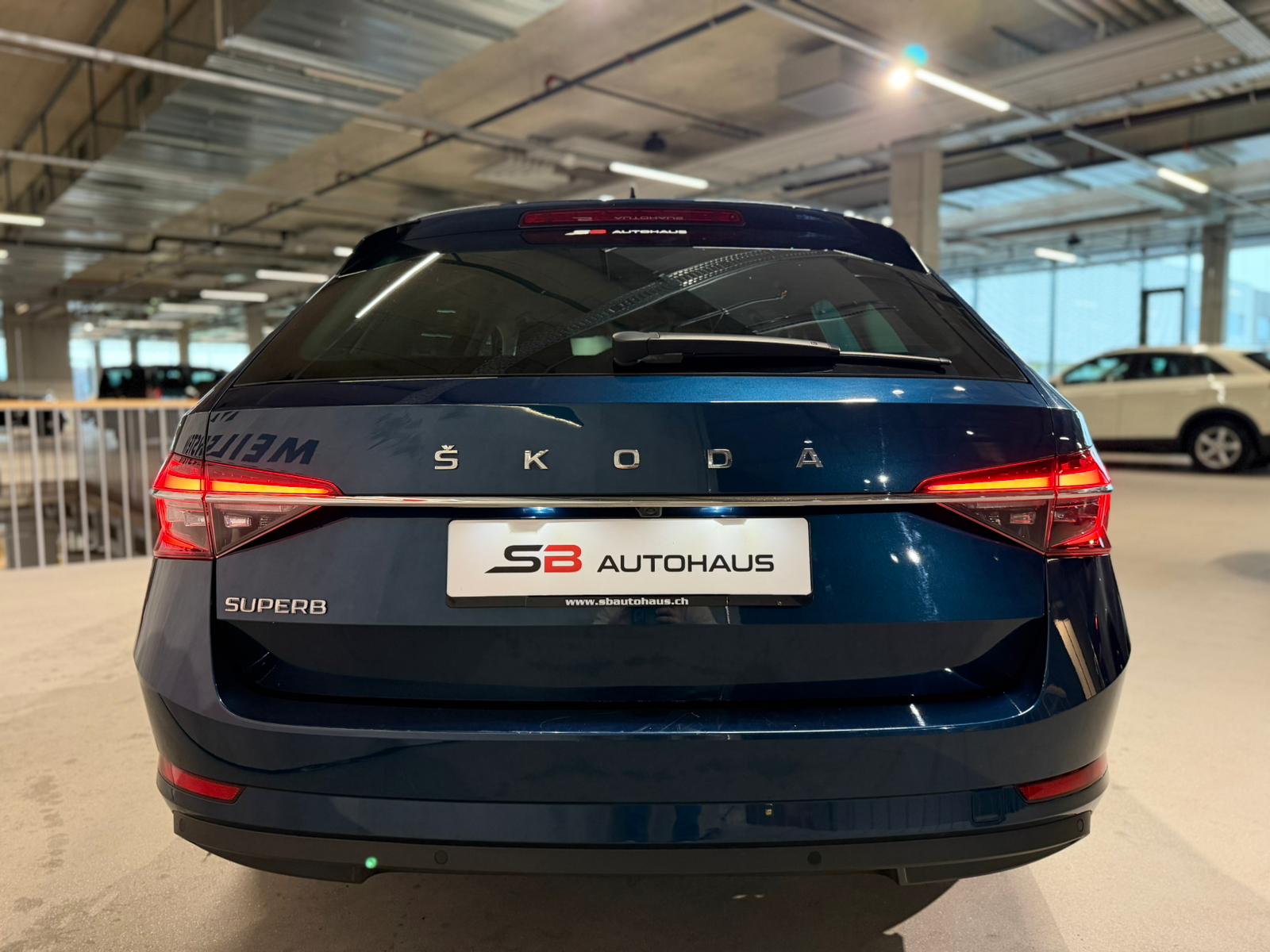 SKODA Superb Combi 2.0 TDi Ambition DSG-image-10