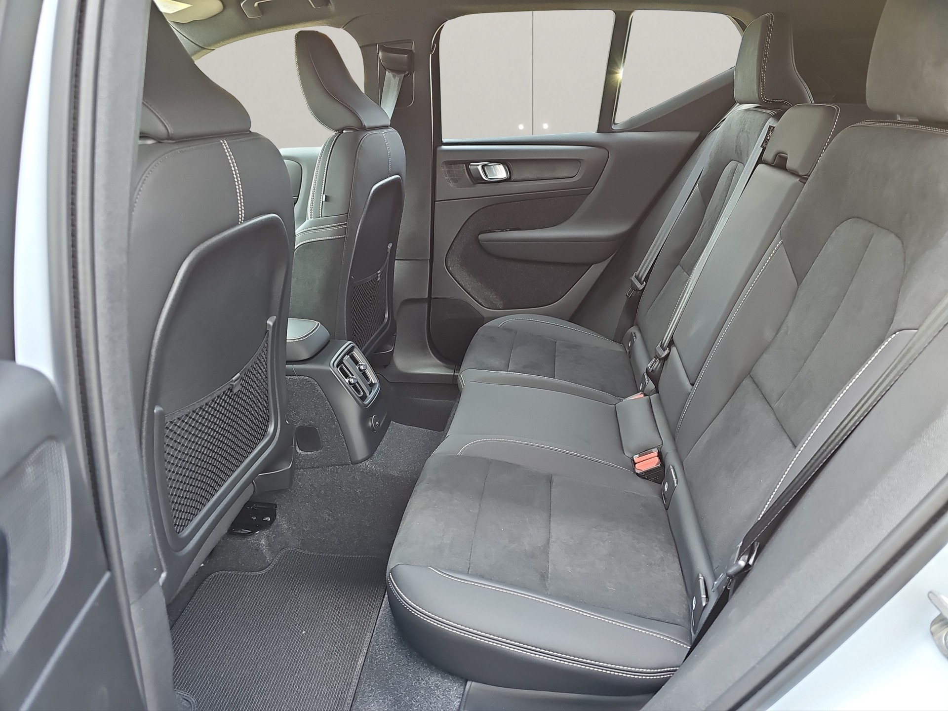 VOLVO XC40 1.5 T4 PiH Plus Dark MY24-image-6