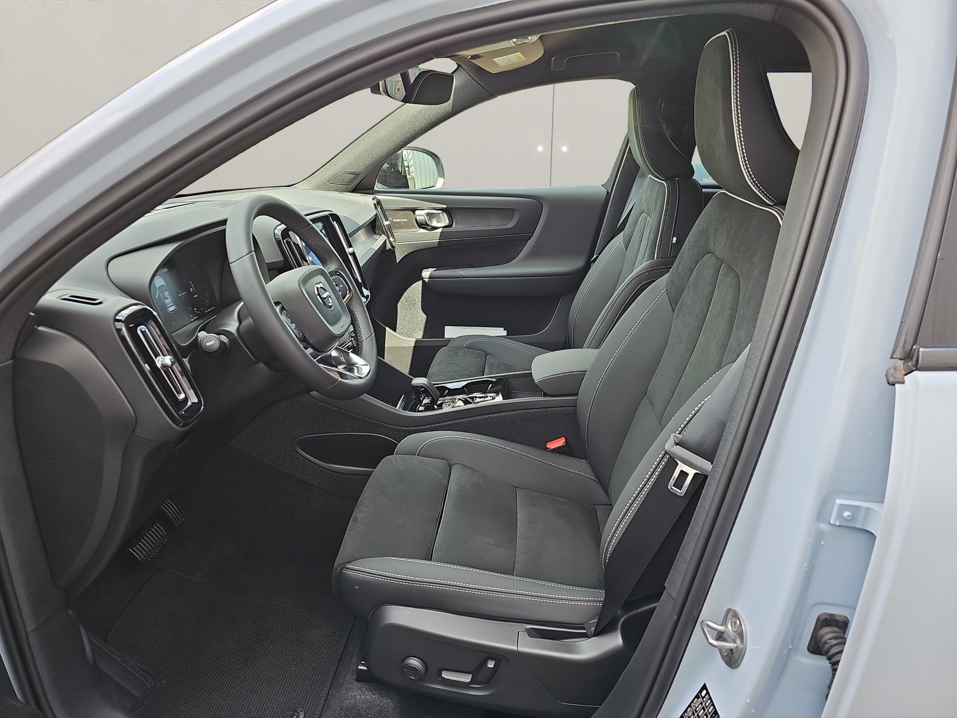 VOLVO XC40 1.5 T4 PiH Plus Dark MY24-image-5