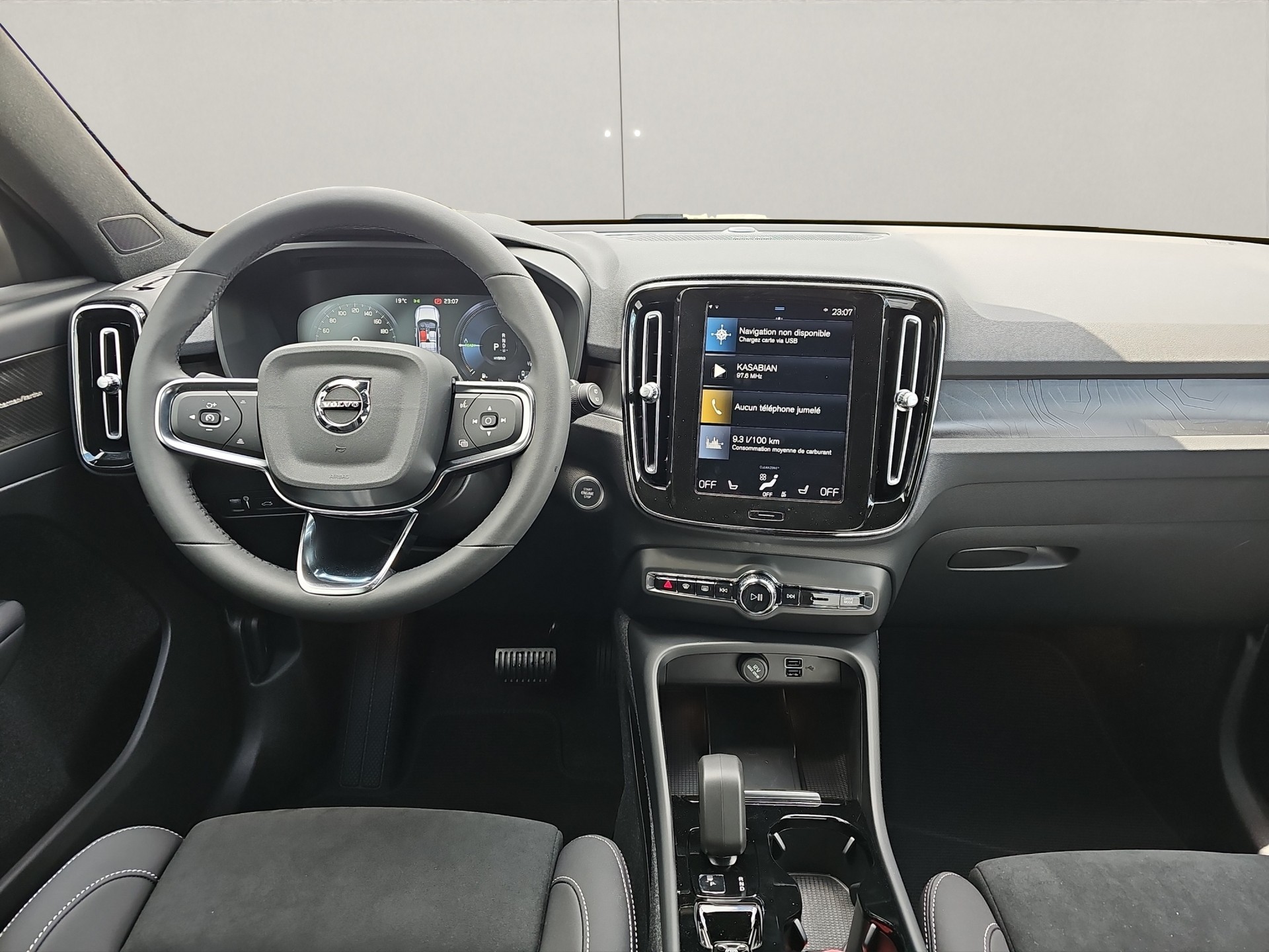 VOLVO XC40 1.5 T4 PiH Plus Dark MY24-image-9