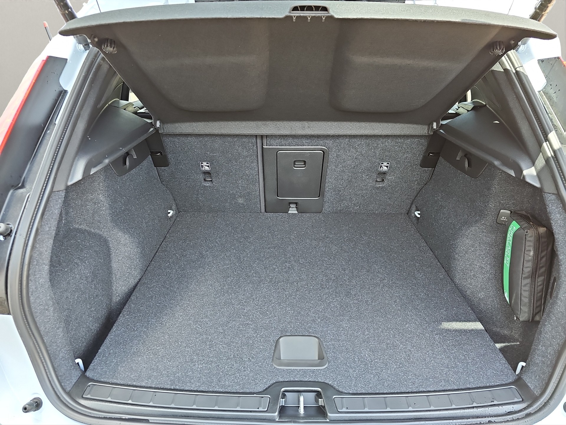VOLVO XC40 1.5 T4 PiH Plus Dark MY24-image-13