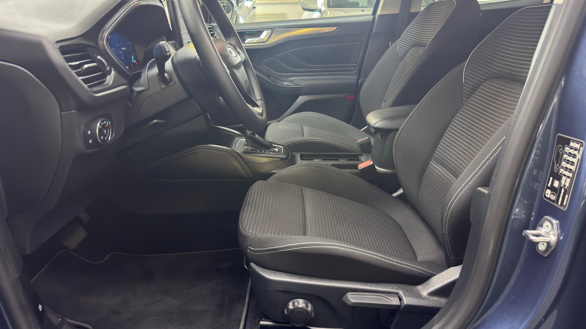 FORD Focus 1.0 MHEV Titanium X Automatic-image-11