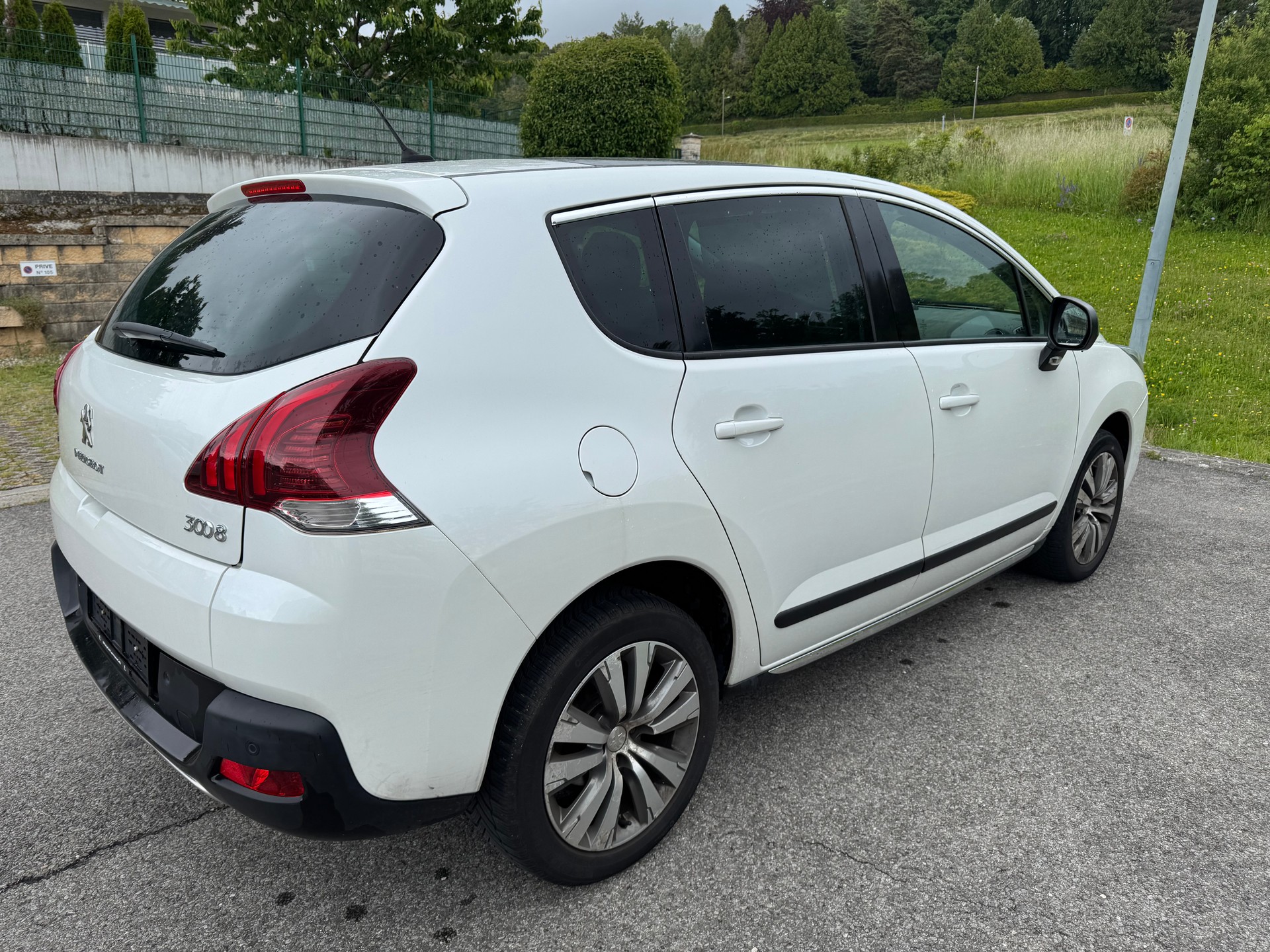 PEUGEOT 3008 1.6 Blue HDI Sensation Tiptronic-image-3