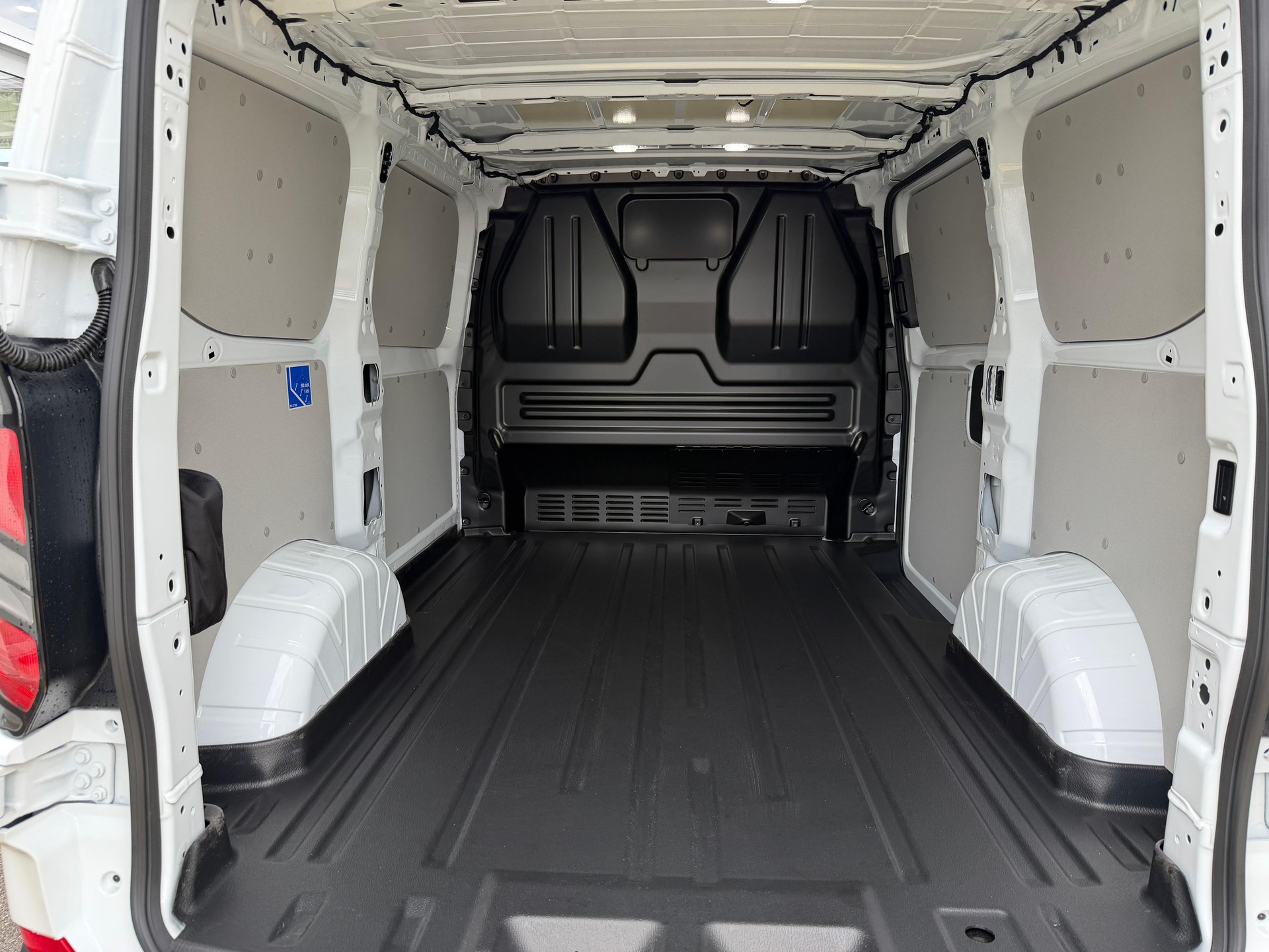 FORD Transit C Van 320 L1 2.0 EcoBlue 136 Trend-image-11