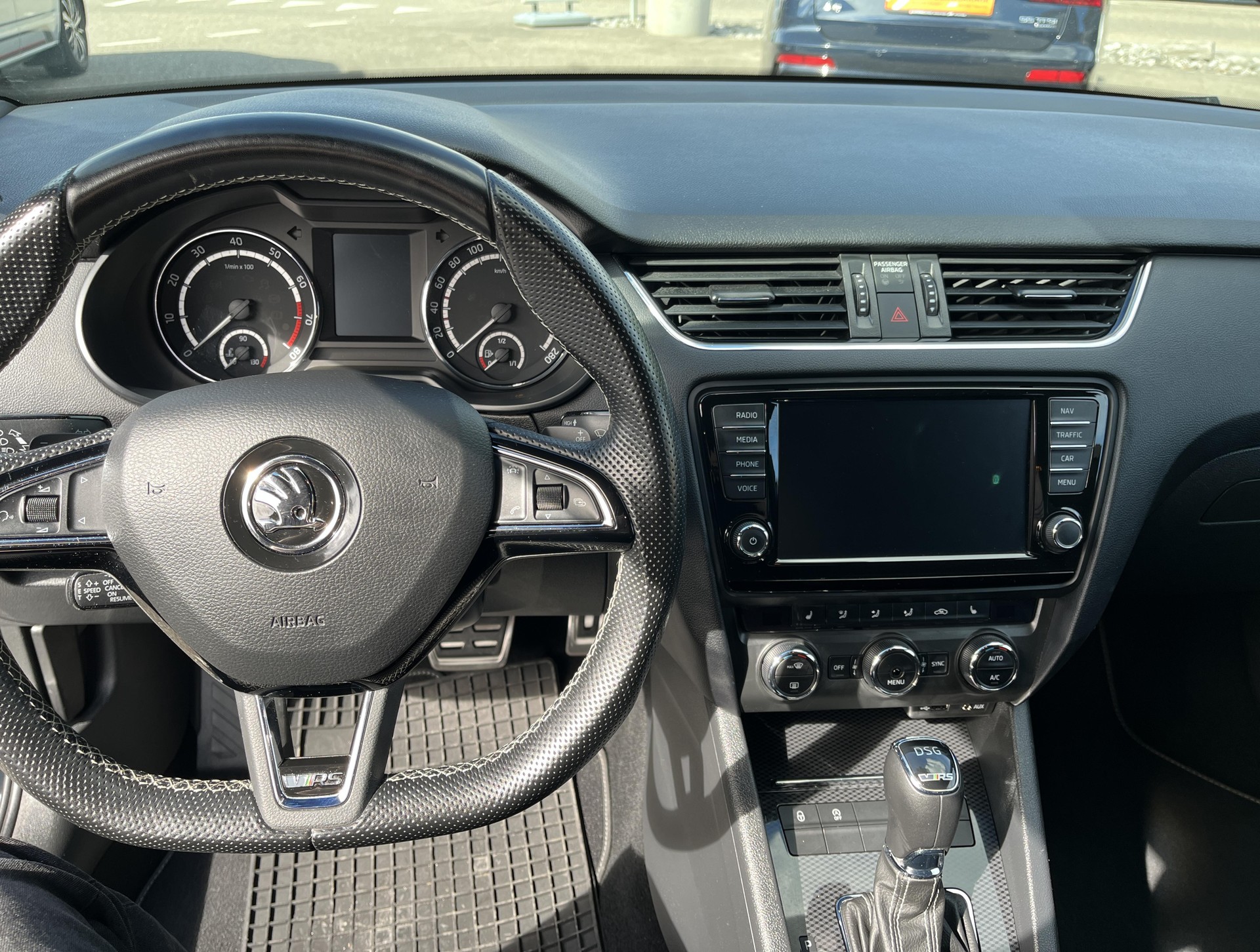 SKODA Octavia Combi 2.0 TSI RS DSG-image-9
