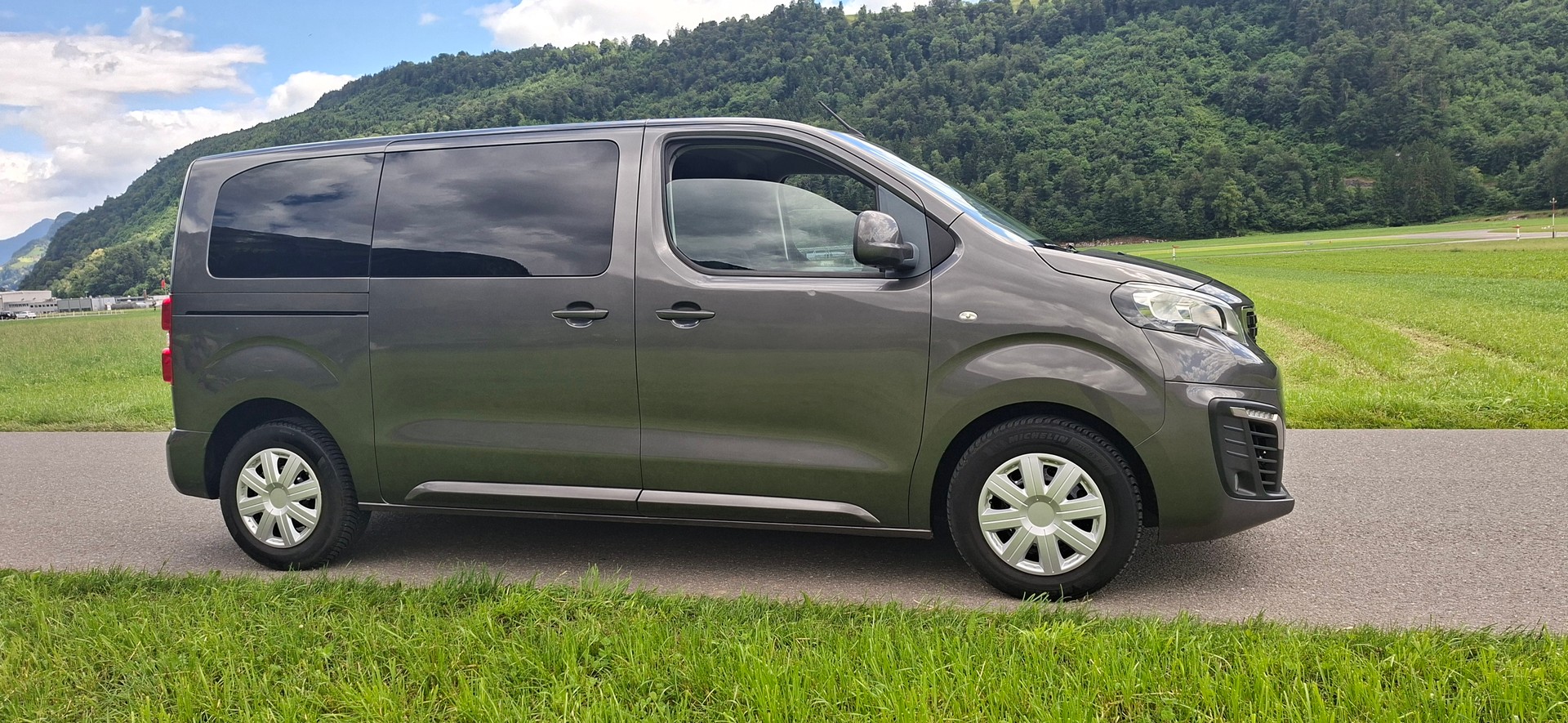 PEUGEOT Traveller 1.5 BlueHDi Business Standard-image-3