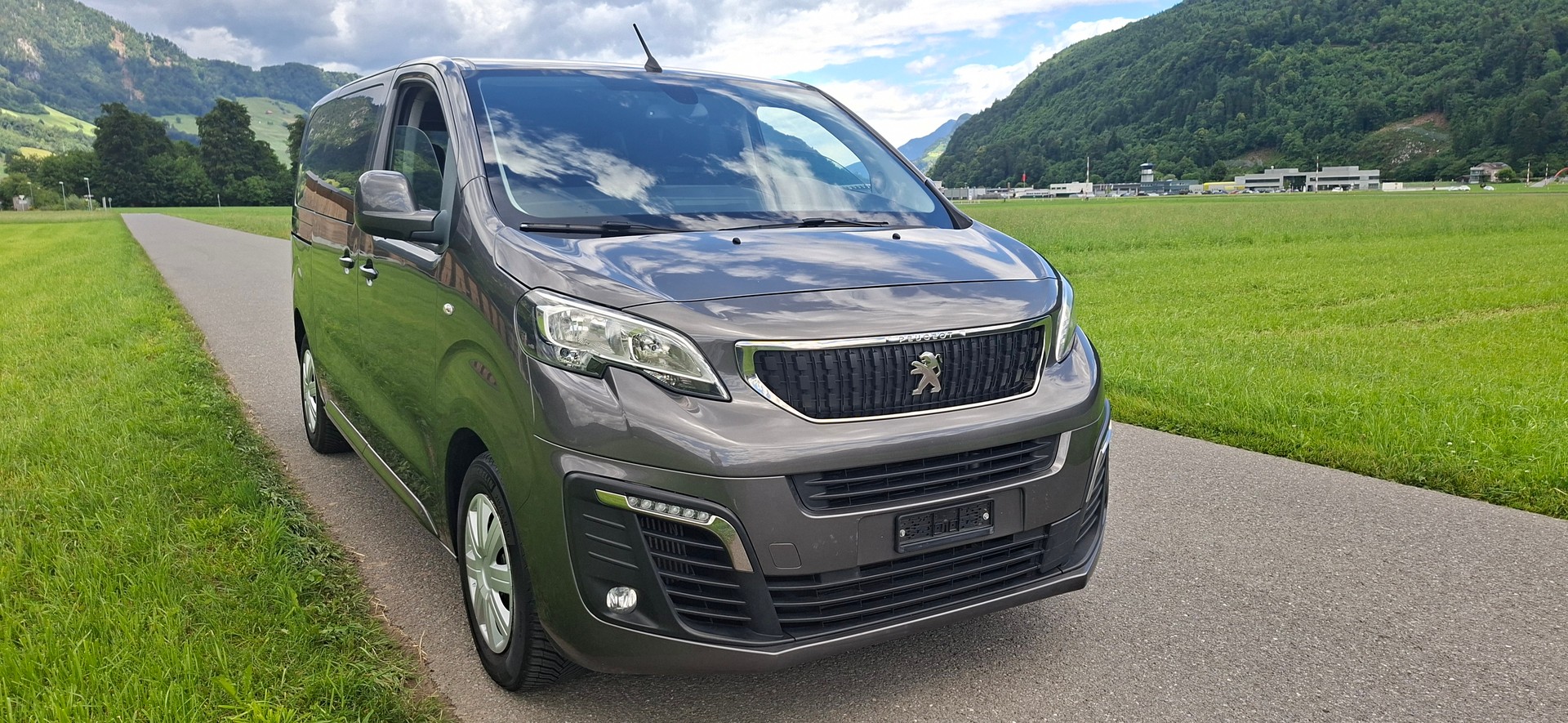 PEUGEOT Traveller 1.5 BlueHDi Business Standard-image-4