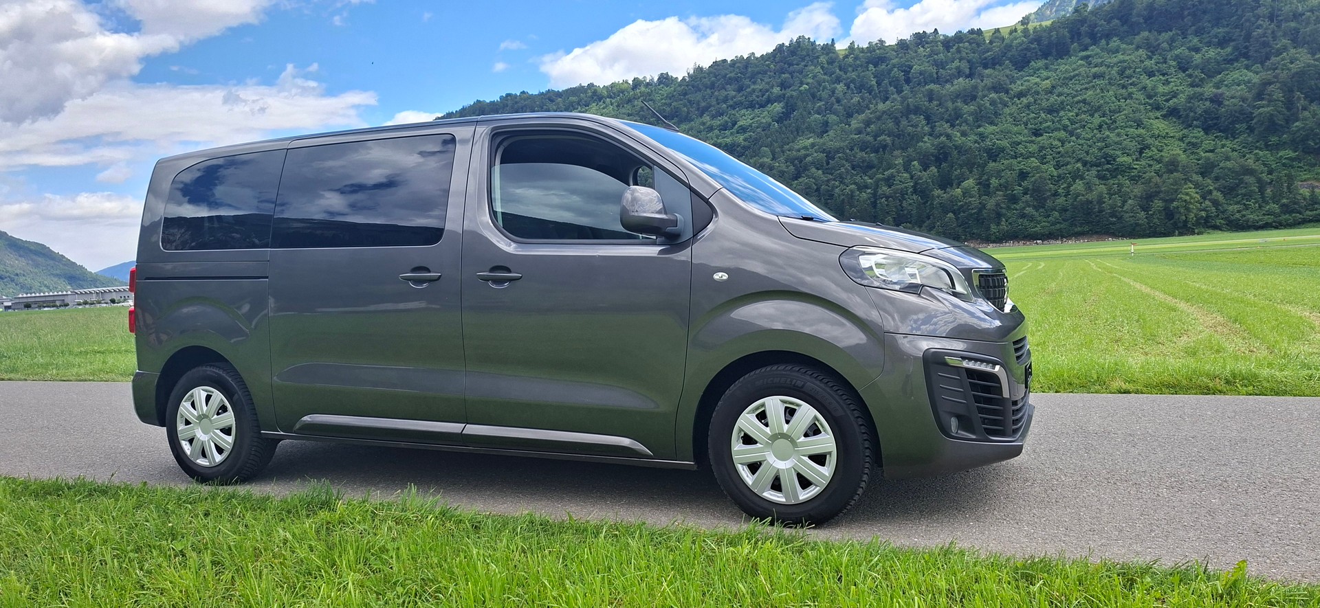 PEUGEOT Traveller 1.5 BlueHDi Business Standard-image-0
