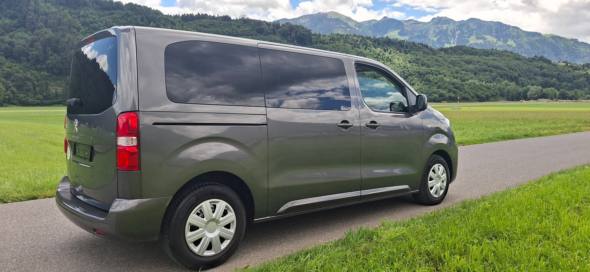 PEUGEOT Traveller 1.5 BlueHDi Business Standard-image-2
