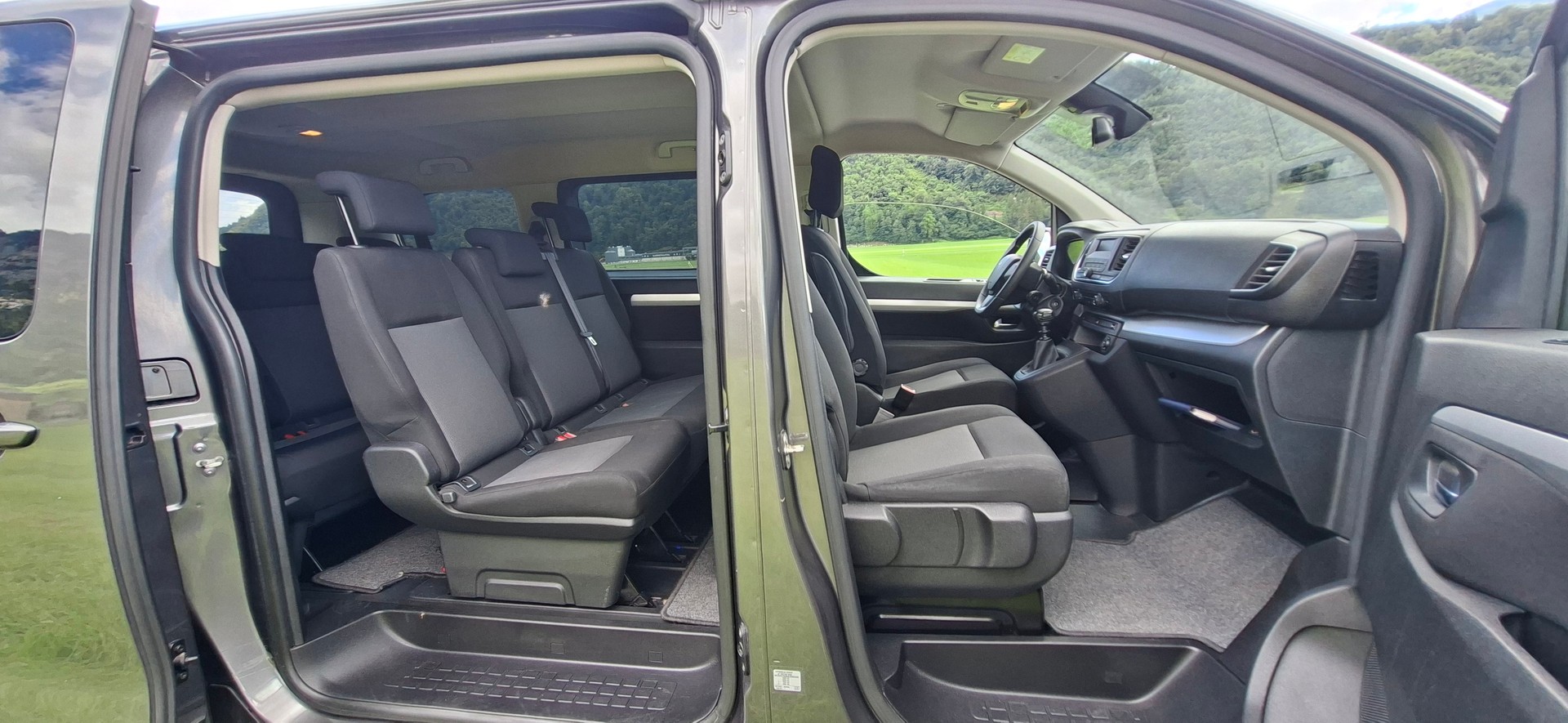 PEUGEOT Traveller 1.5 BlueHDi Business Standard-image-6