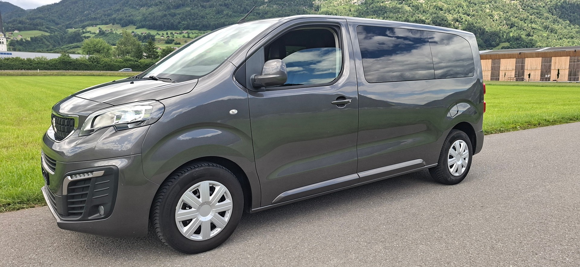 PEUGEOT Traveller 1.5 BlueHDi Business Standard-image-1