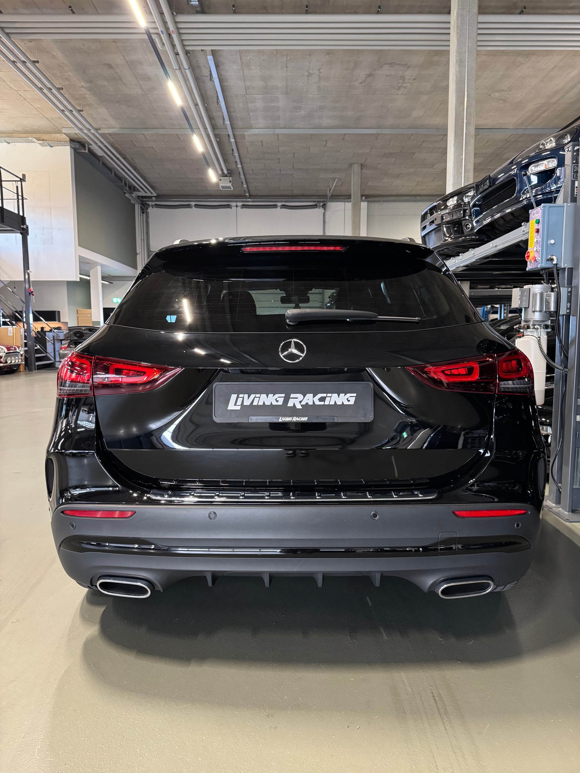 MERCEDES-BENZ GLA 200 AMG Line 7G-DCT-image-3