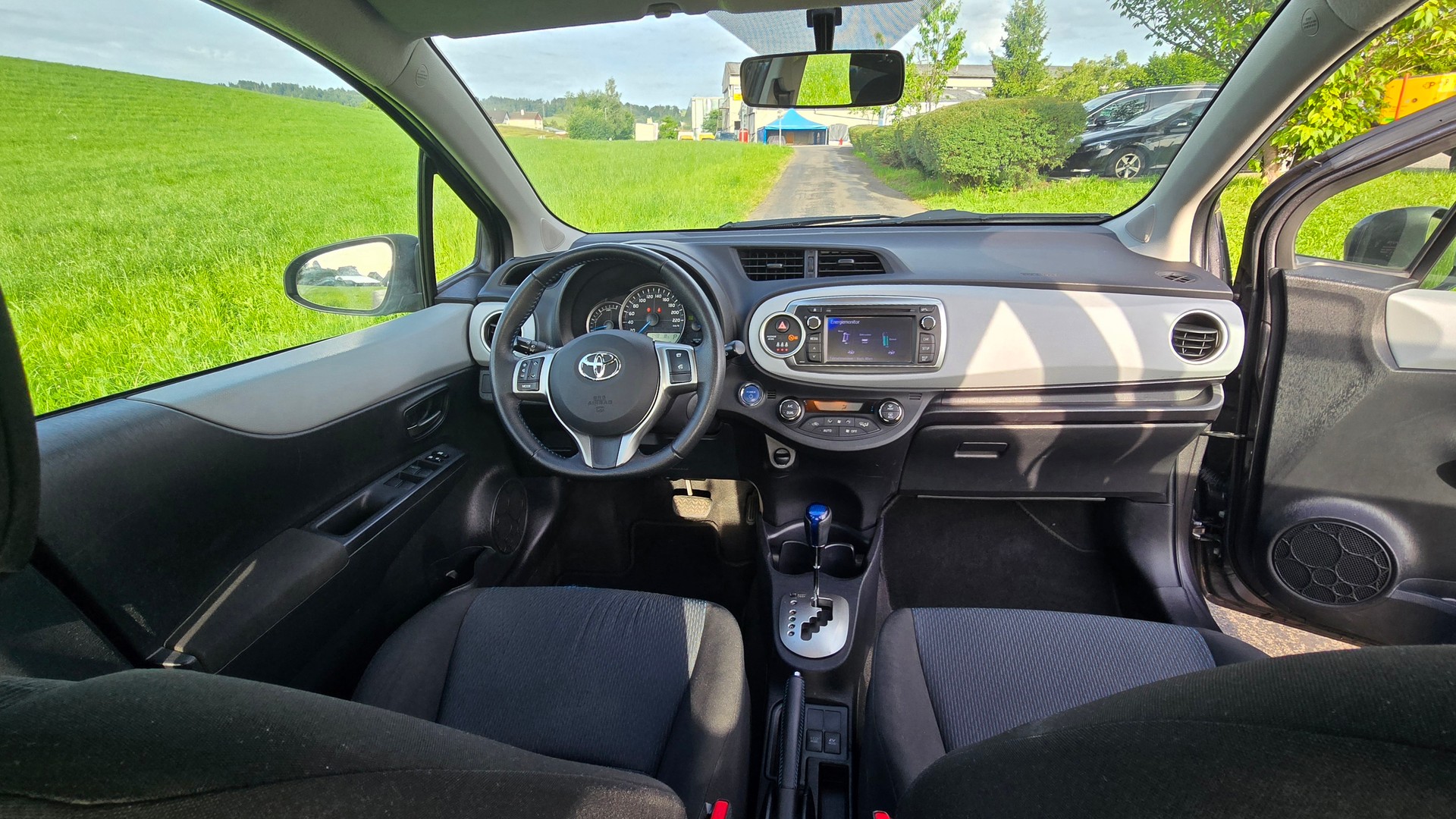 TOYOTA YARIS-image-8