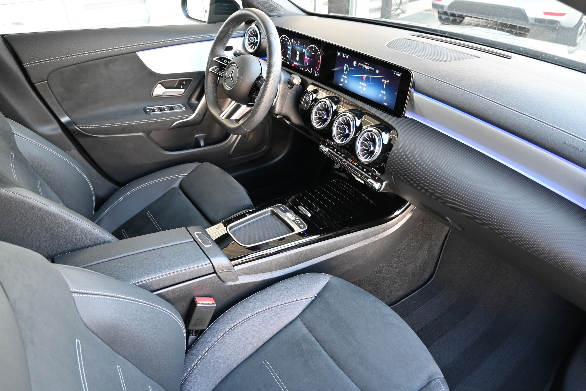 MERCEDES-BENZ CLA 200d AMG Line Shooting Brake 7G-DCT + AHK 1600kg-image-11