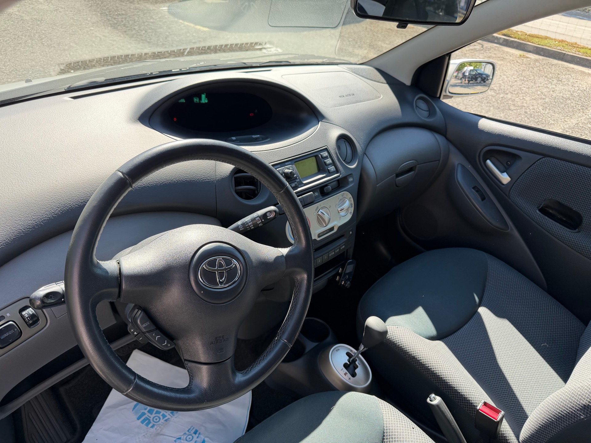TOYOTA Yaris 1.0 Automatique-image-10