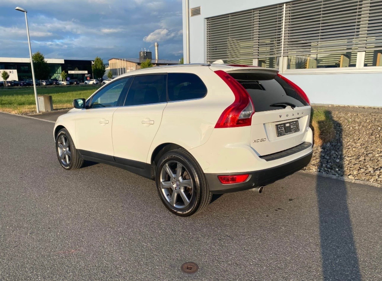 VOLVO XC60-image-2