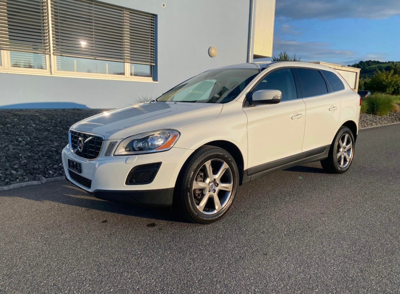 VOLVO XC60-image-0