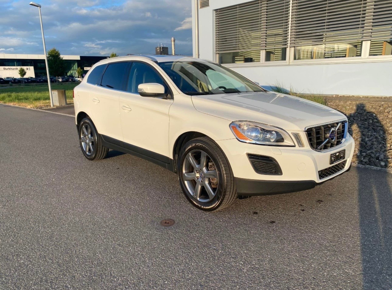 VOLVO XC60-image-1