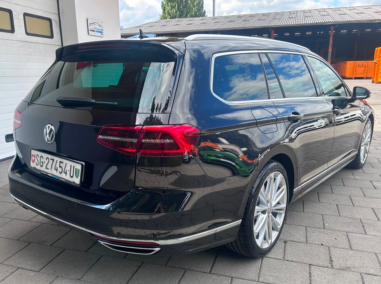 VW Passat Variant 2.0 TDI BMT R-Line DSG 4Motion-image-6