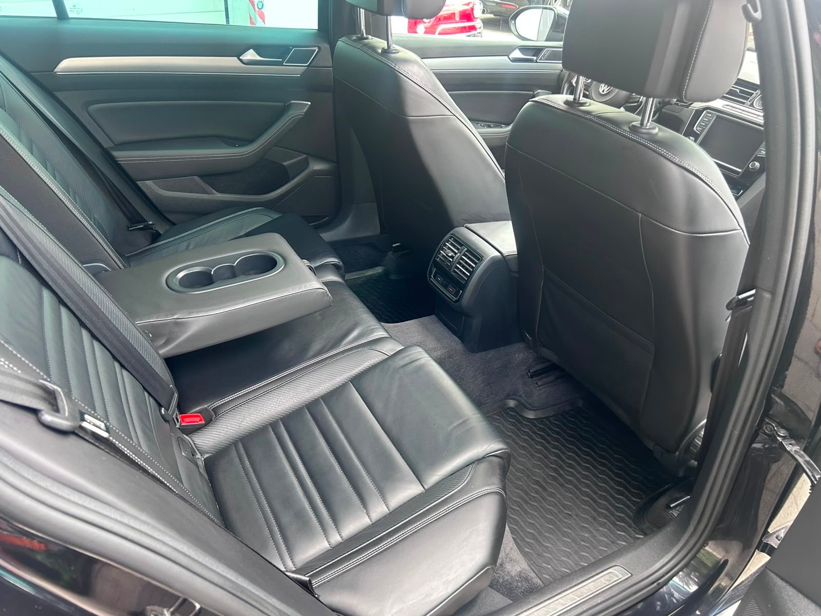 VW Passat Variant 2.0 TDI BMT R-Line DSG 4Motion-image-10