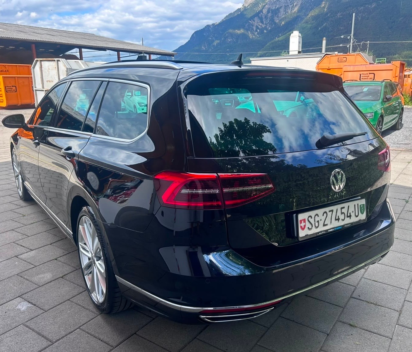 VW Passat Variant 2.0 TDI BMT R-Line DSG 4Motion-image-3