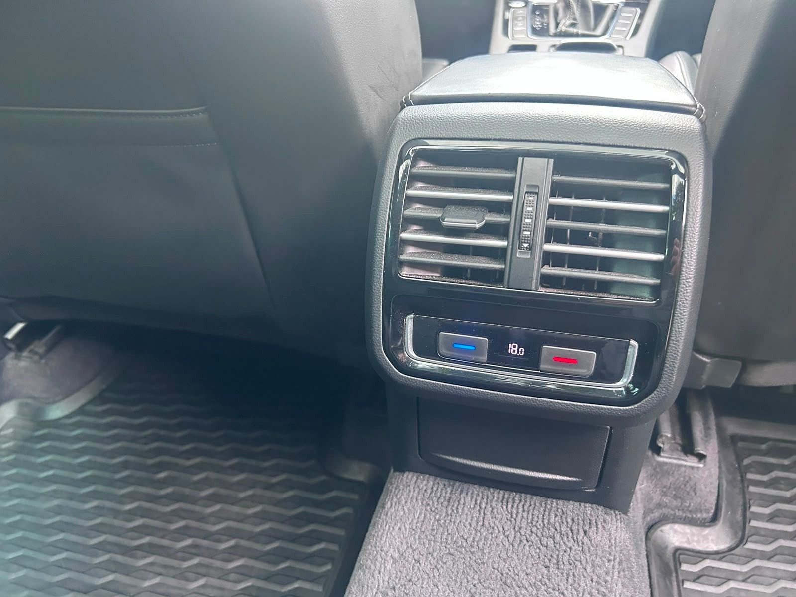 VW Passat Variant 2.0 TDI BMT R-Line DSG 4Motion-image-14