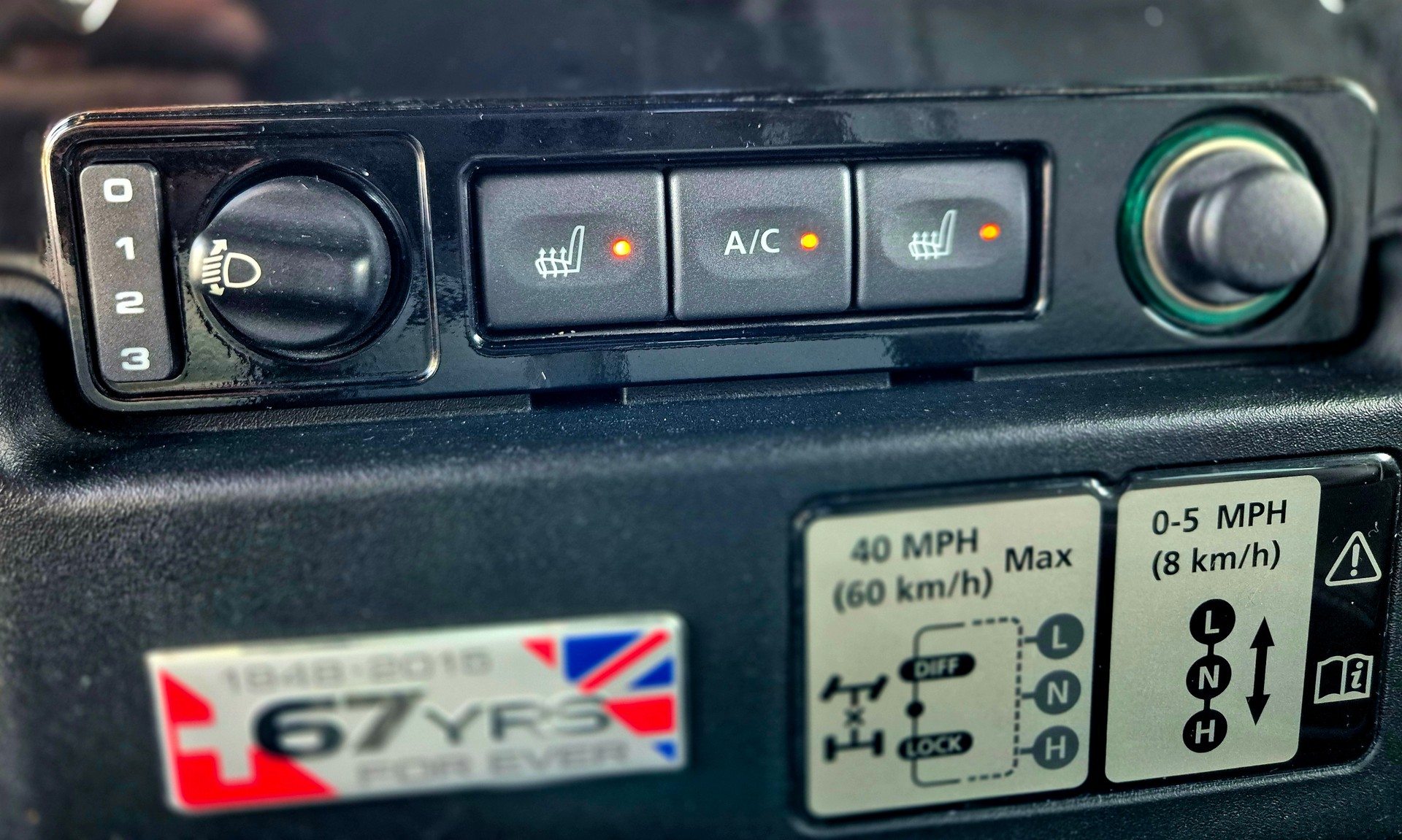 LAND ROVER Defender 90 2.2 TD4 Station Wagon-image-8