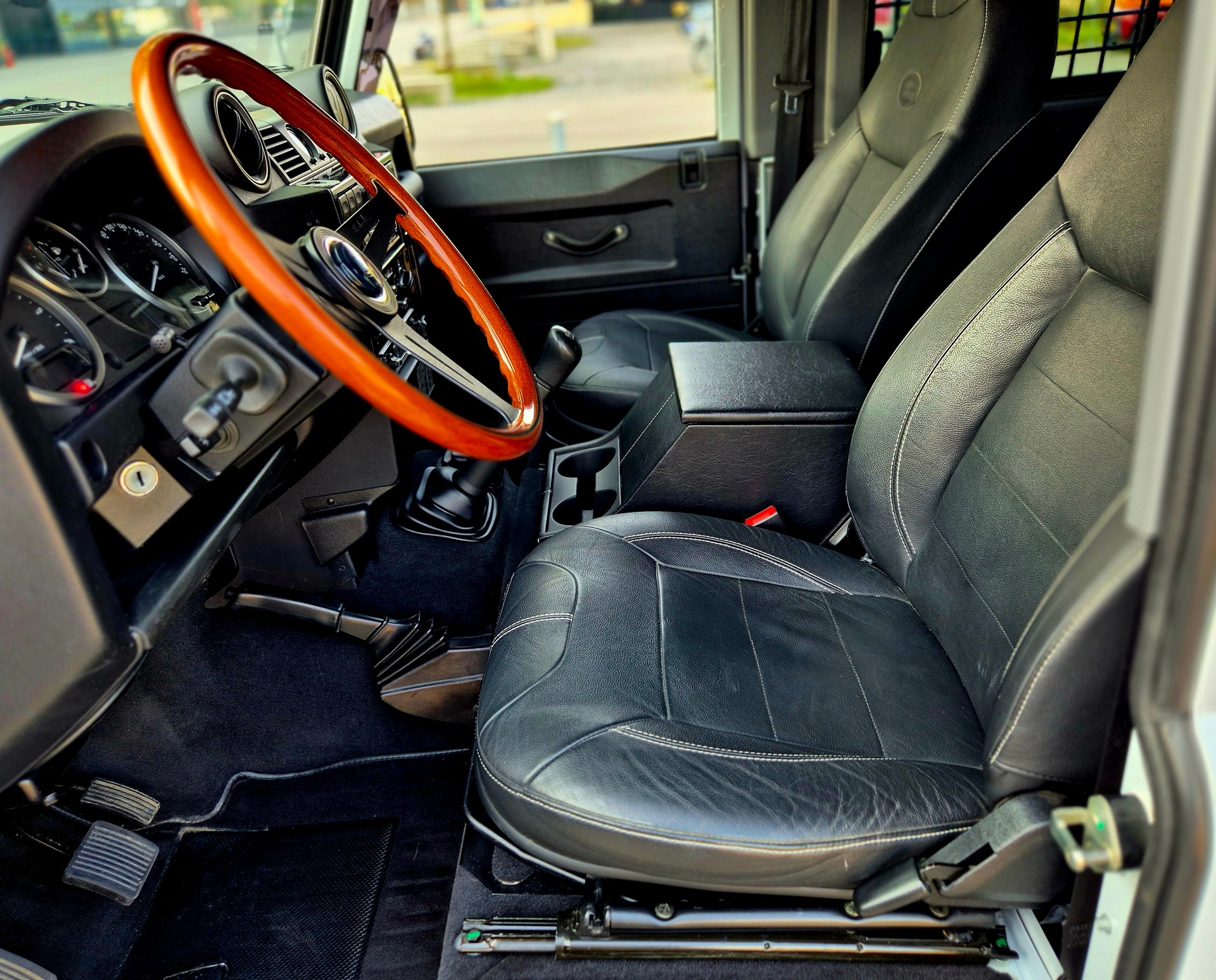 LAND ROVER Defender 90 2.2 TD4 Station Wagon-image-6