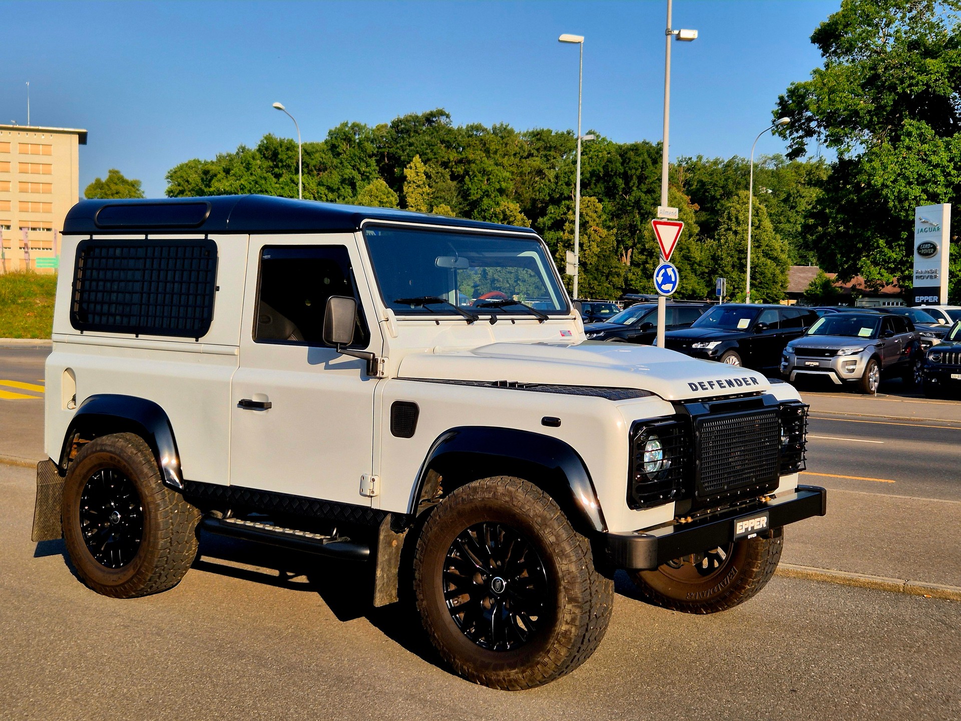 LAND ROVER Defender 90 2.2 TD4 Station Wagon-image-10