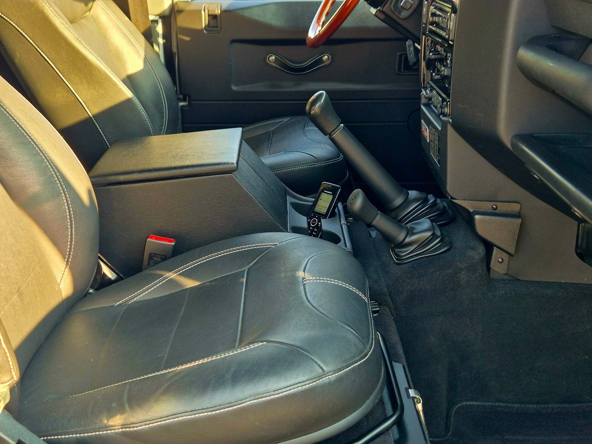 LAND ROVER Defender 90 2.2 TD4 Station Wagon-image-9