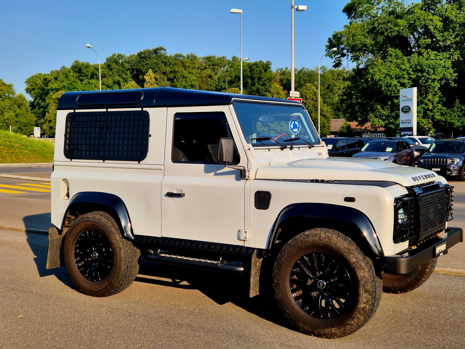 LAND ROVER Defender 90 2.2 TD4 Station Wagon-image-1