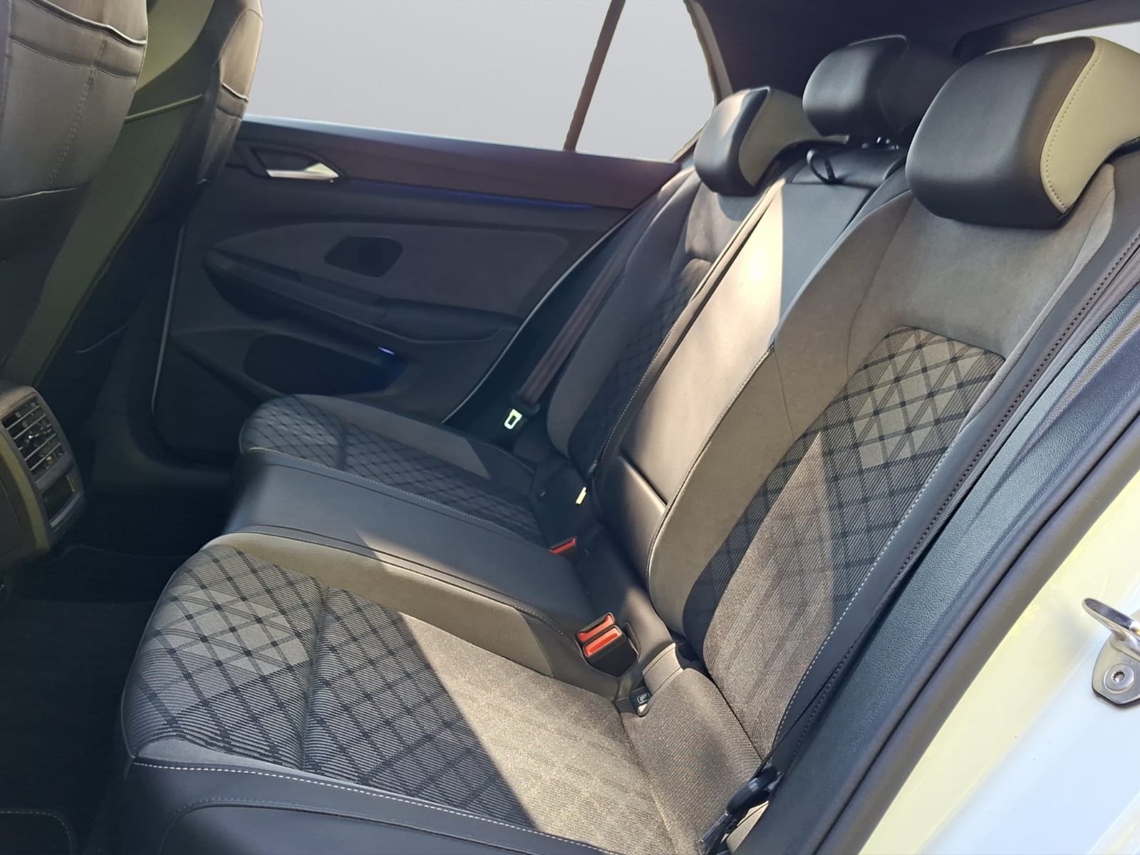 VW Golf 1.5 eTSI mHEV ACT R-Line DSG-image-8