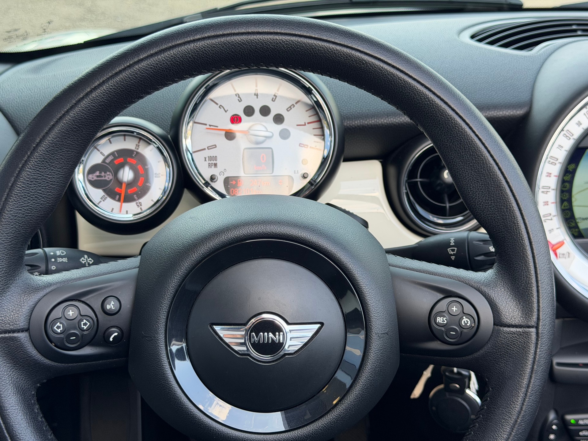 MINI Cabrio R57 1.6i Cooper-image-17