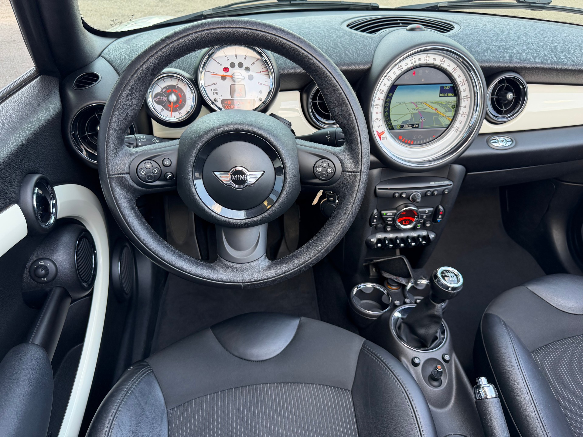 MINI Cabrio R57 1.6i Cooper-image-16