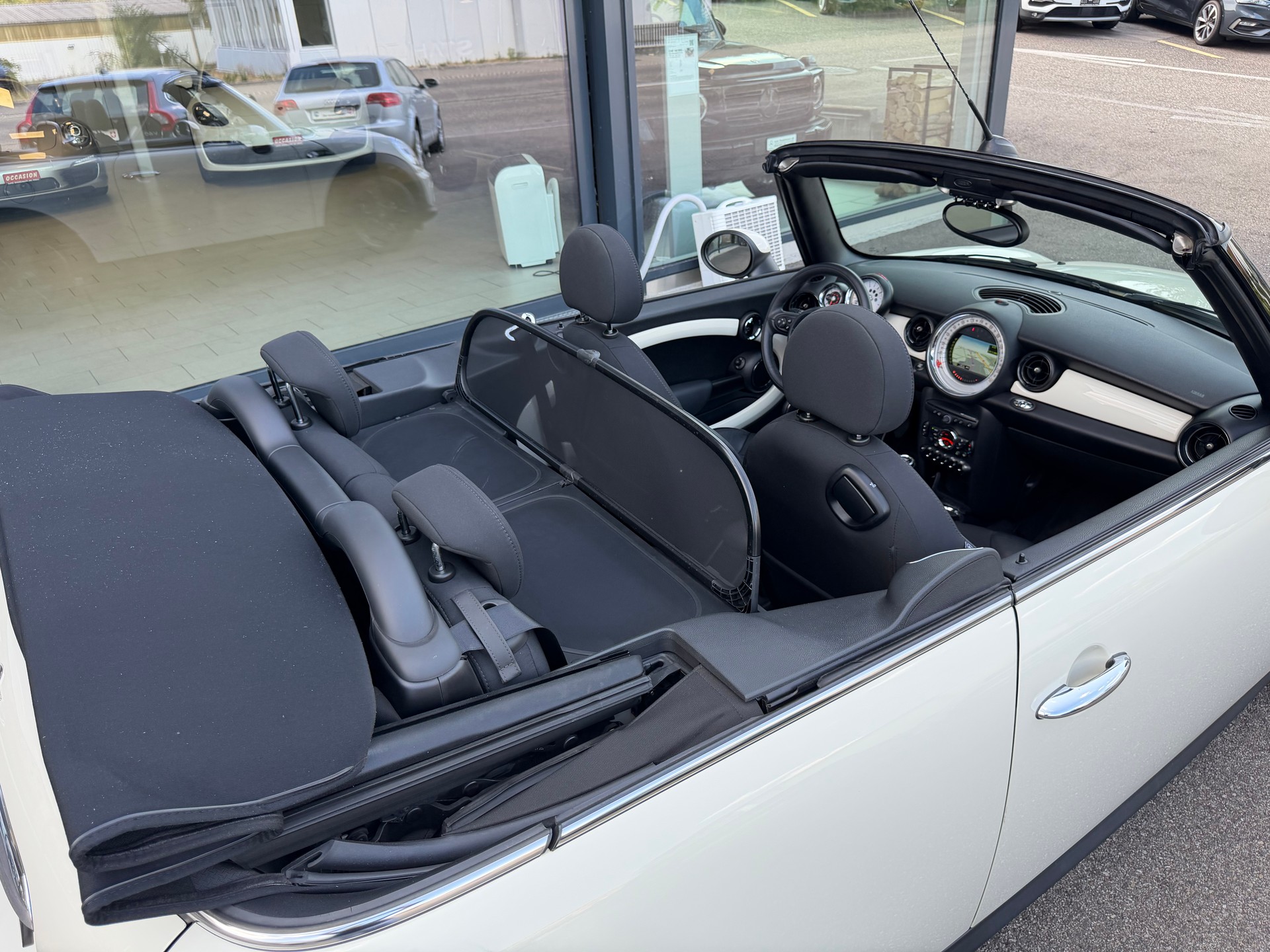 MINI Cabrio R57 1.6i Cooper-image-13