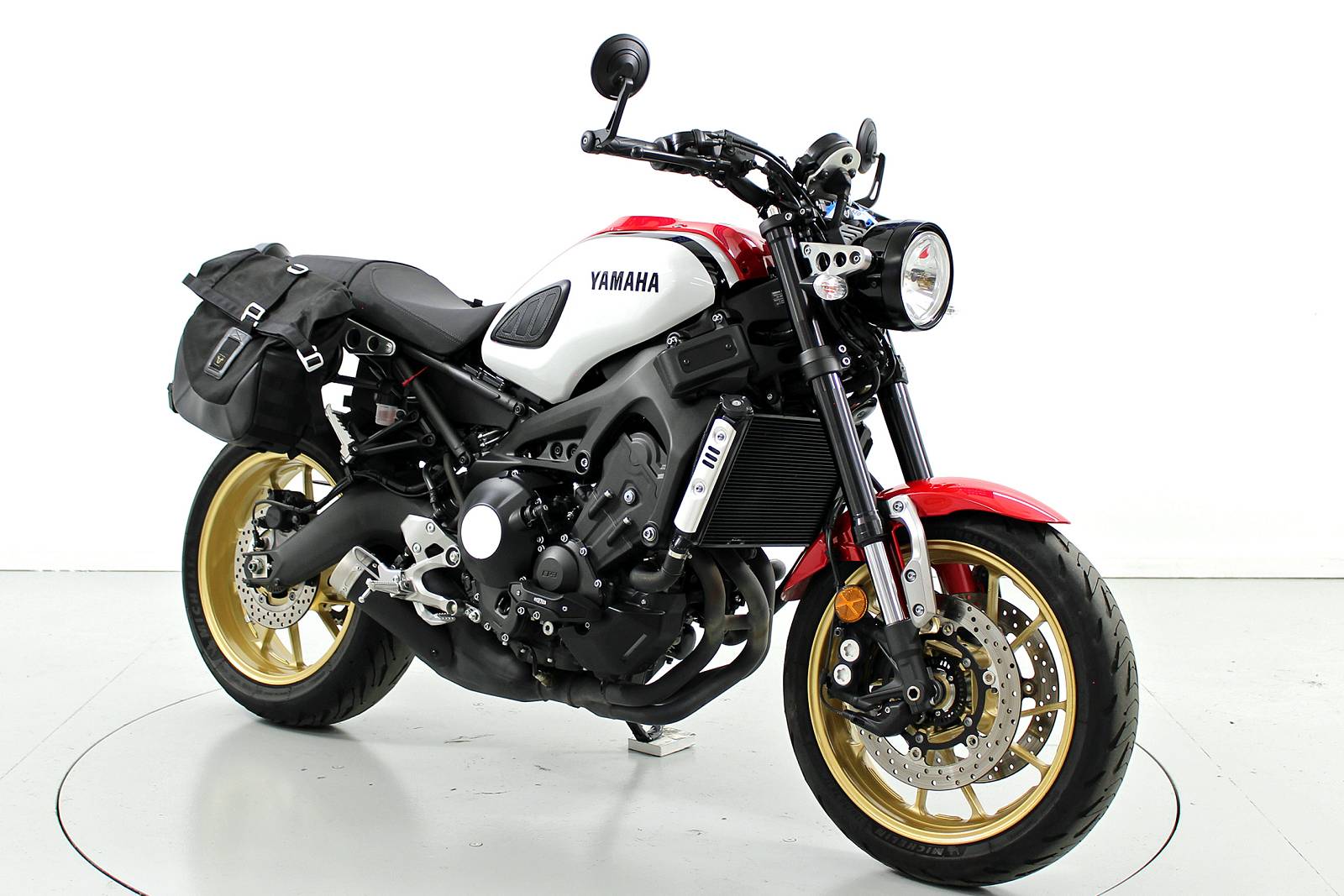 YAMAHA XSR 900 ABS-showroom-element-1