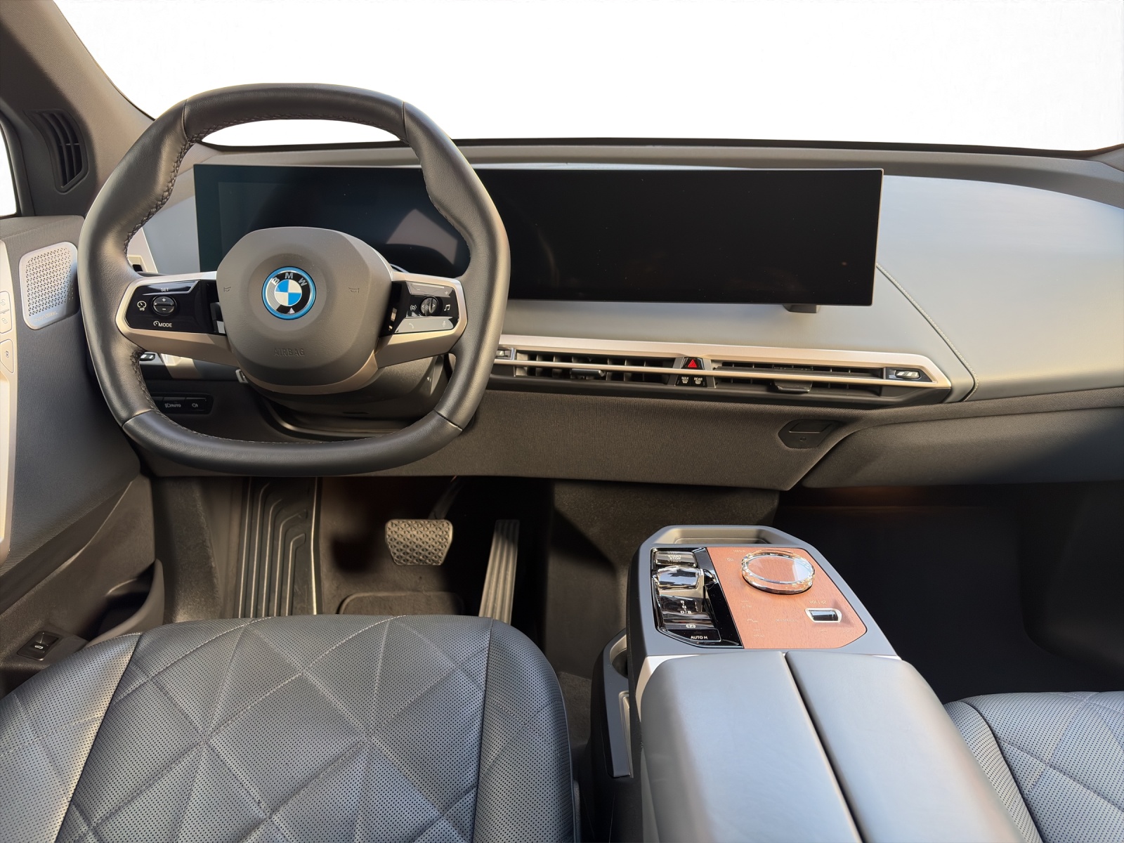 BMW iX M60-image-12