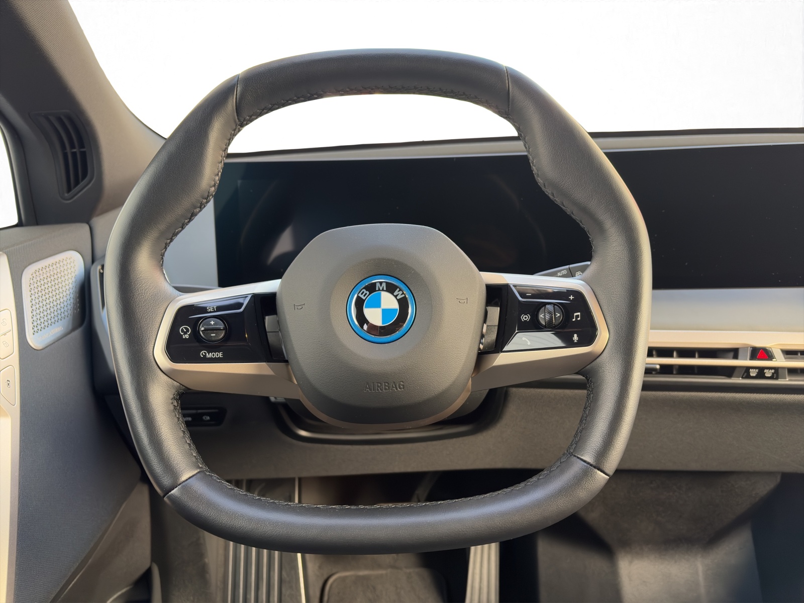 BMW iX M60-image-10
