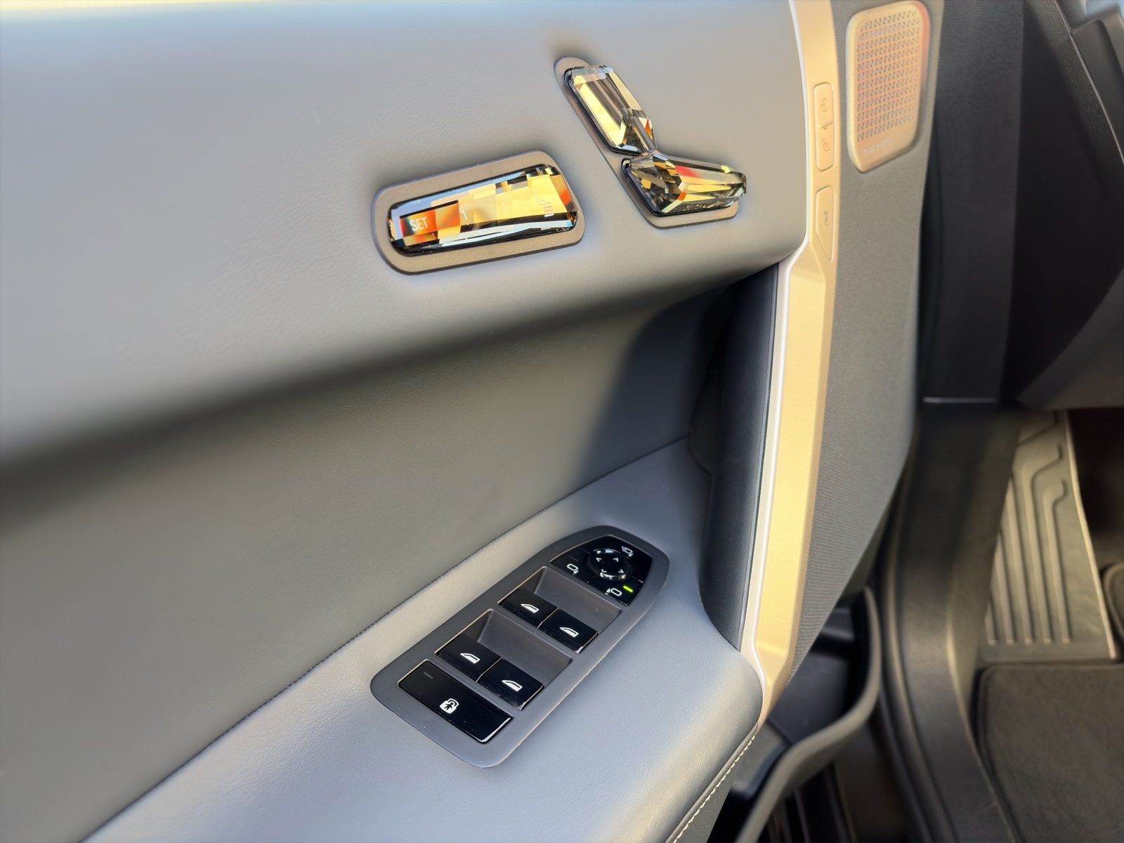 BMW iX M60-image-16