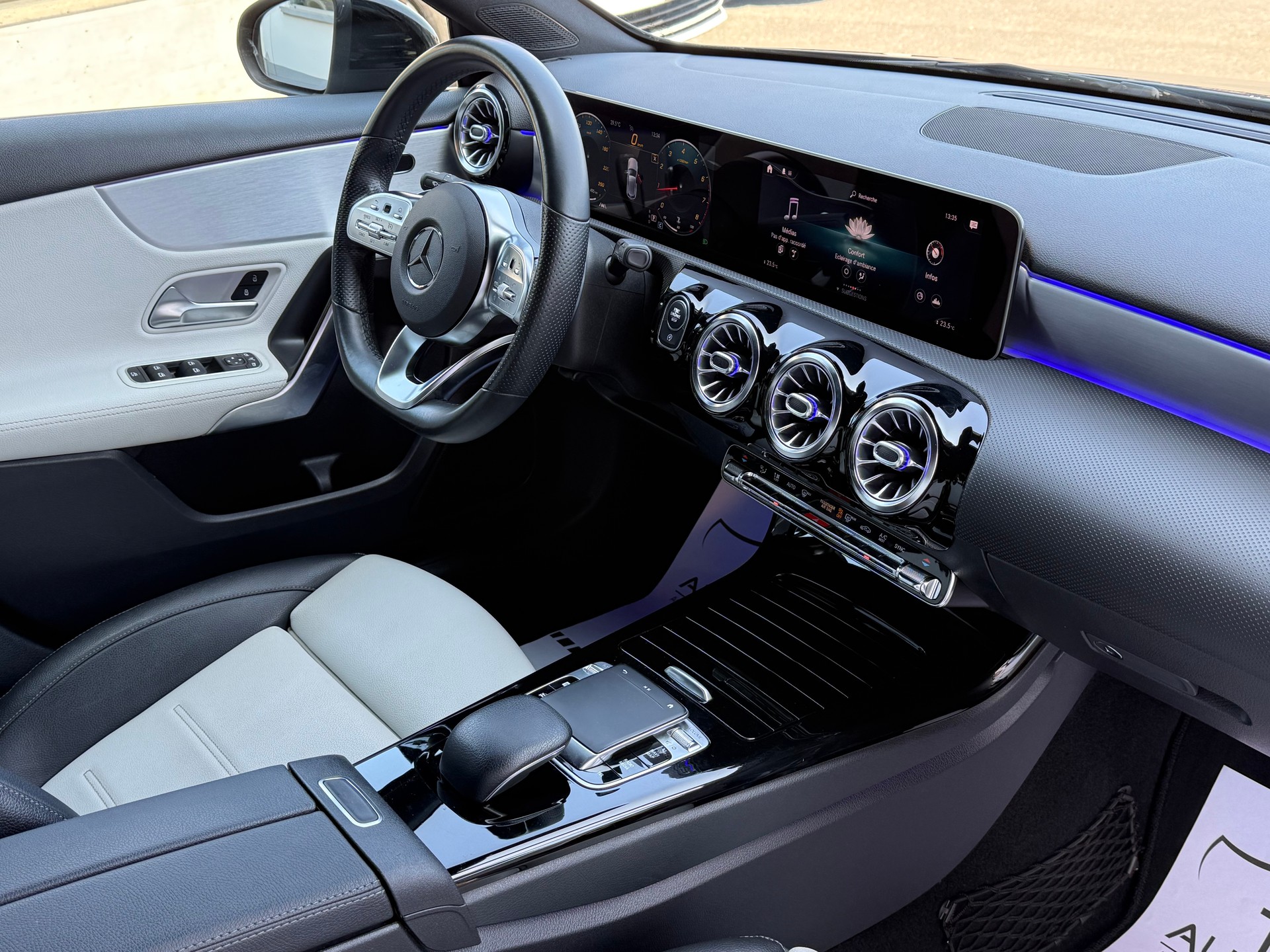 MERCEDES-BENZ A 200 AMG Line 7G-DCT-image-25