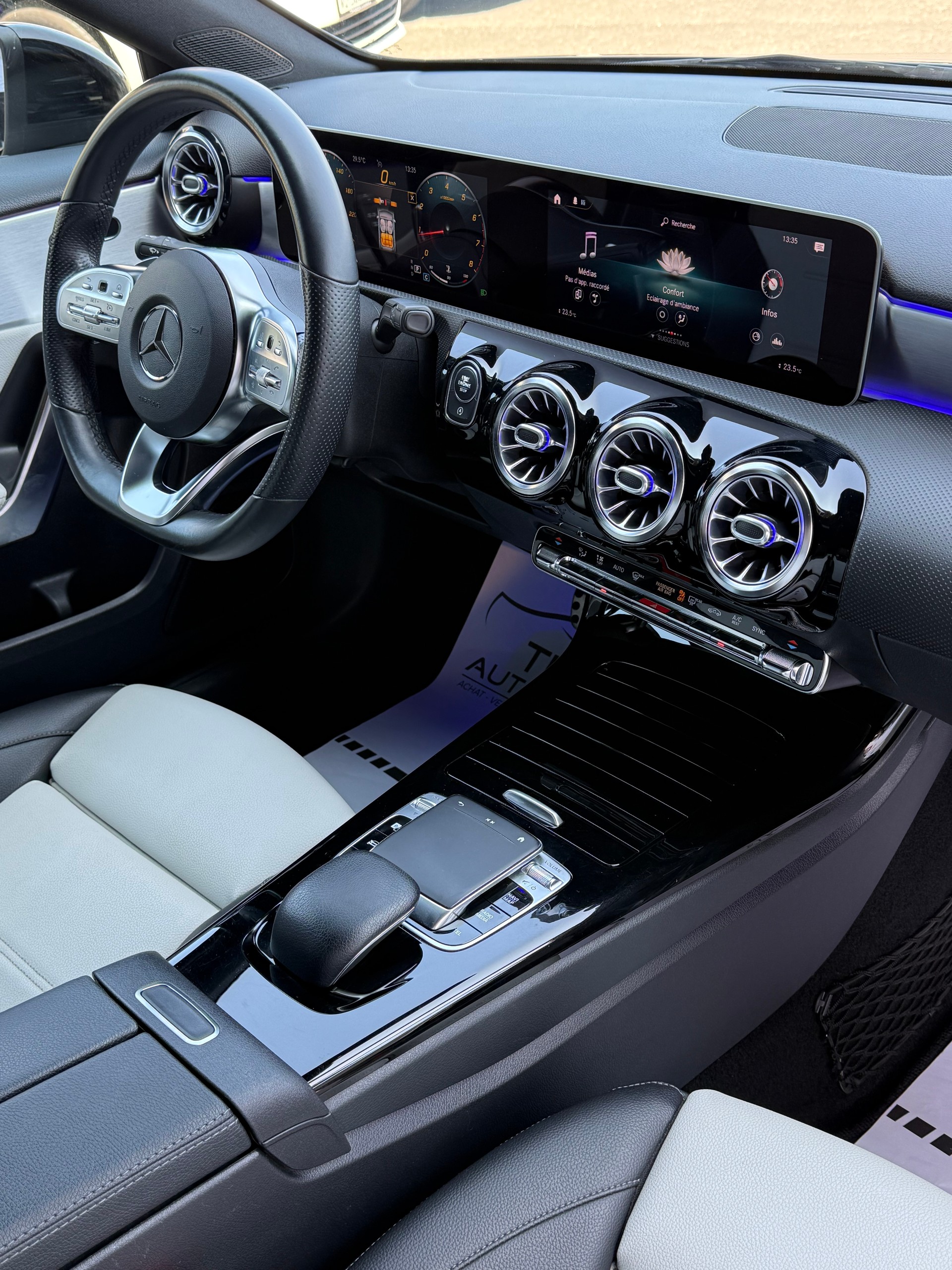 MERCEDES-BENZ A 200 AMG Line 7G-DCT-image-26