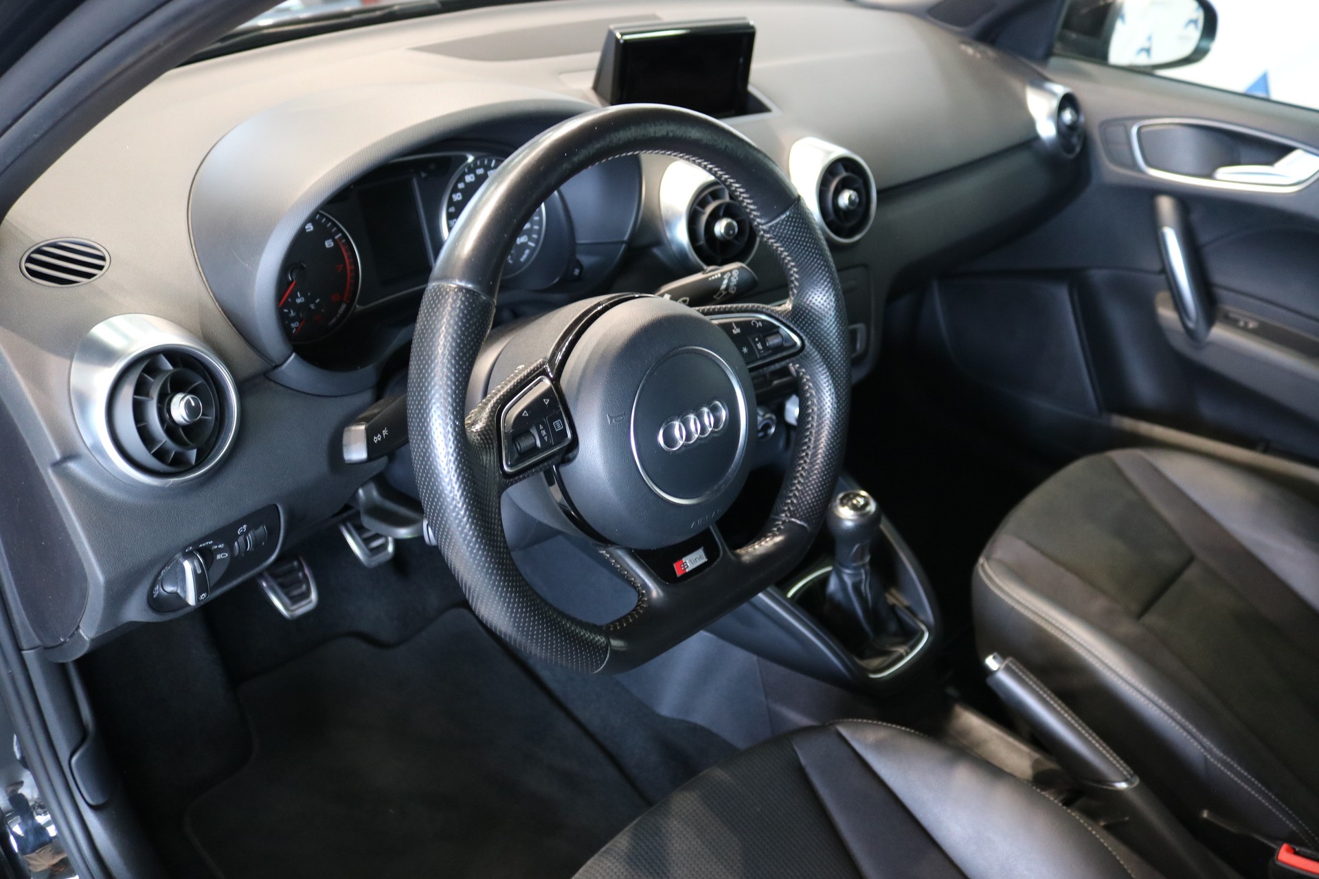 AUDI A1 Sportback TFSI S-line-image-36