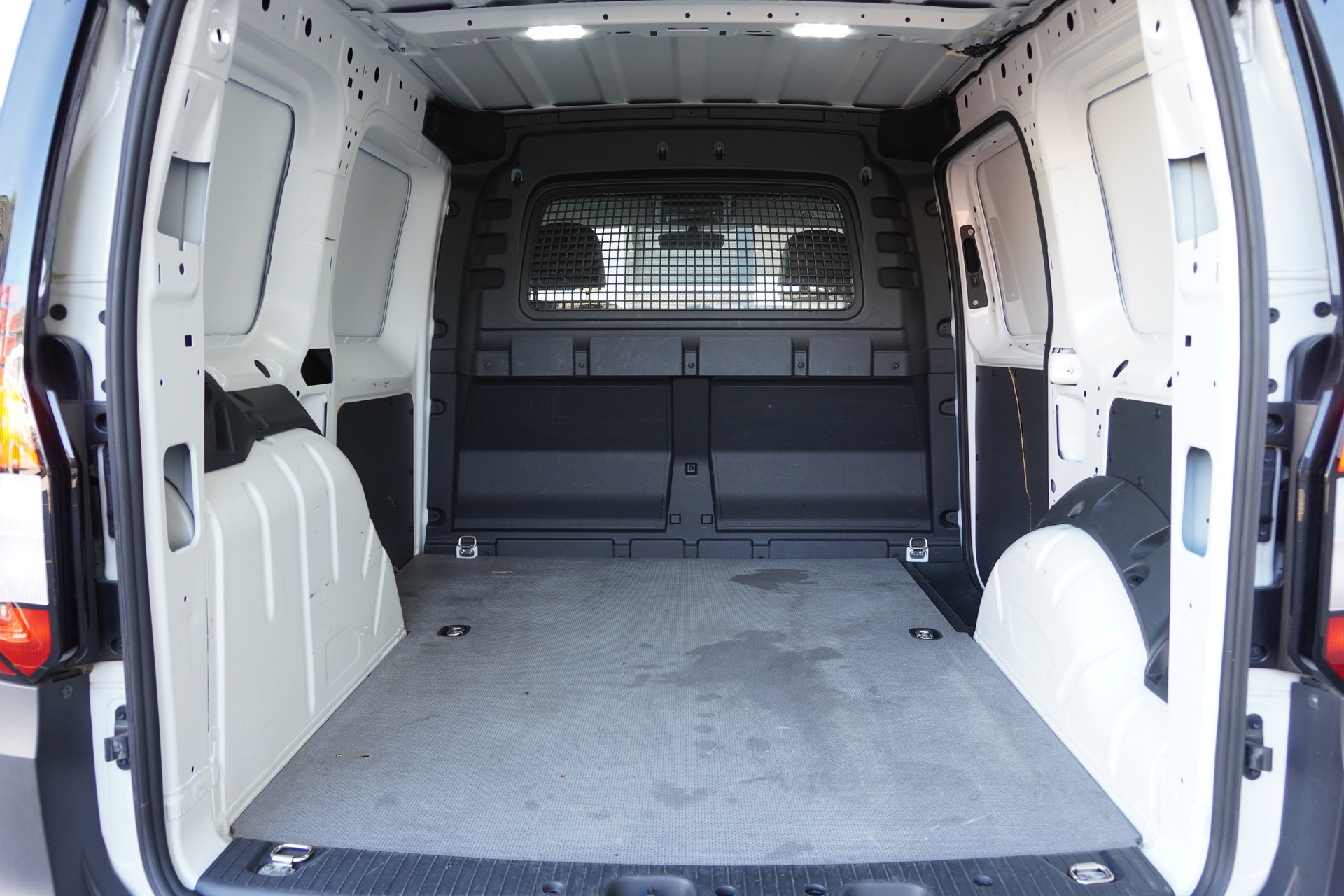 VW Caddy Cargo 2.0TDI-image-15