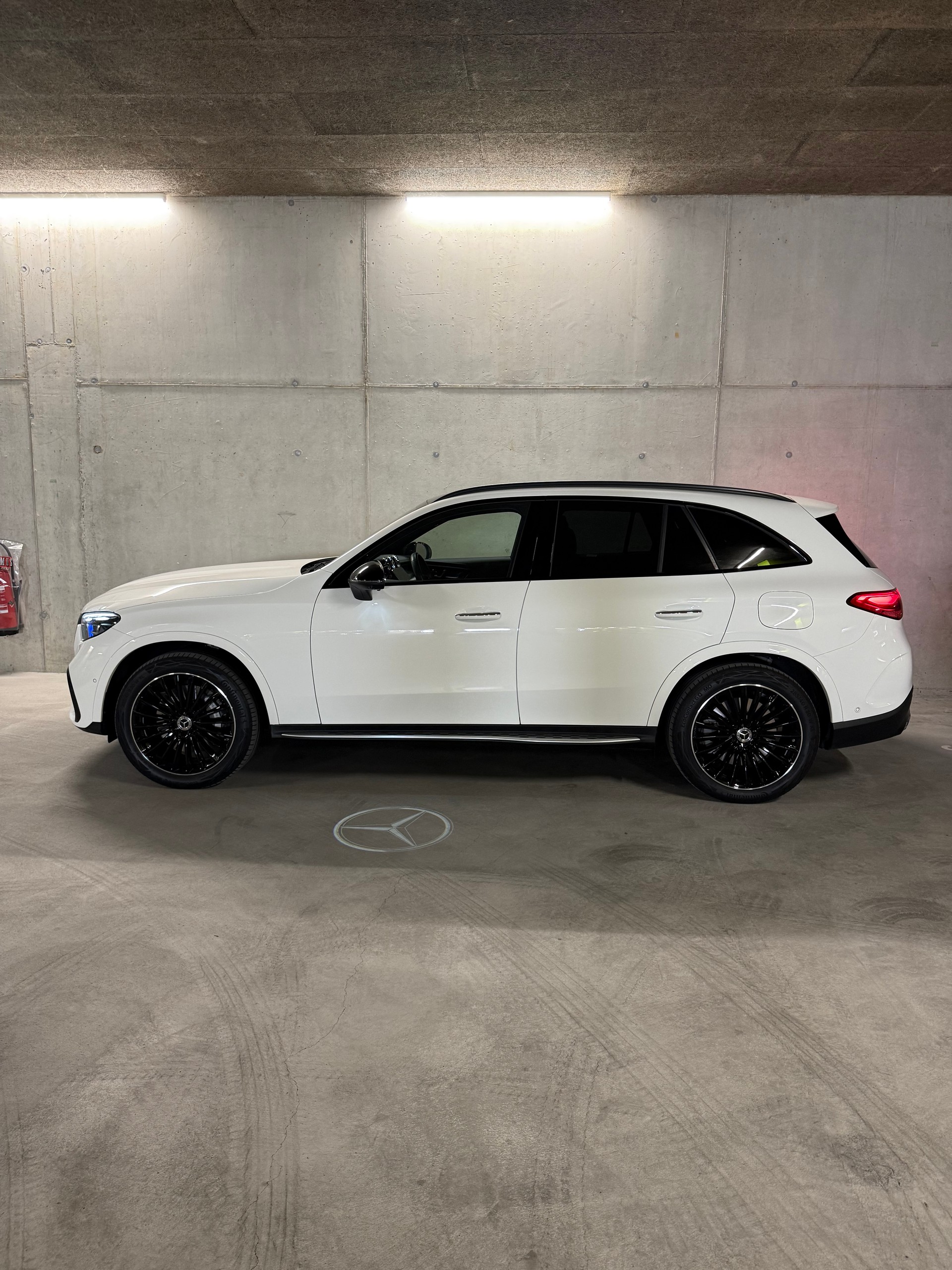 MERCEDES-BENZ GLC 300 e AMG Line 4matic-image-1